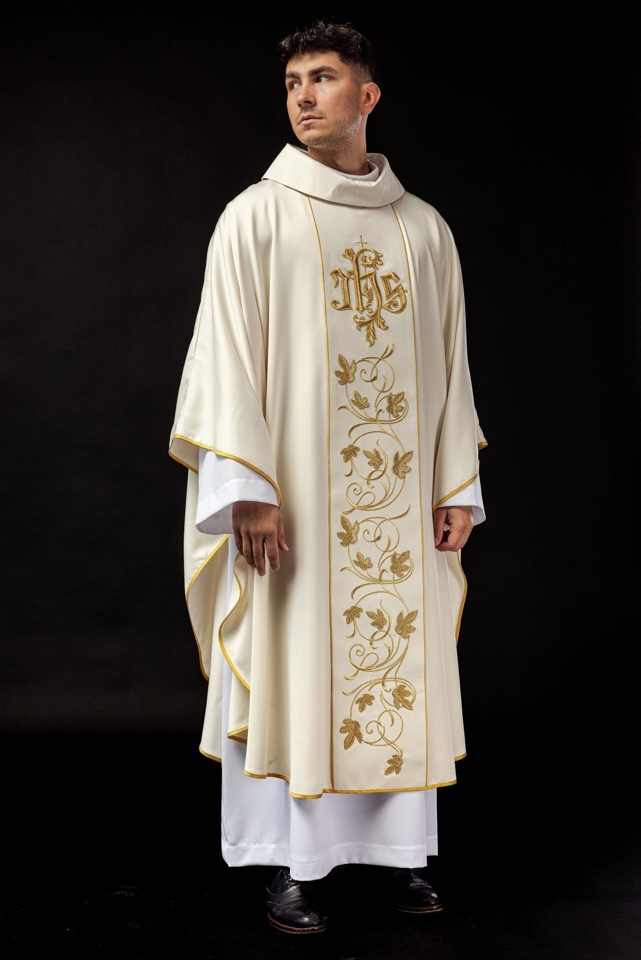 Liturgisches Messgewand in Ecru mit reich verziertem Gürtel mit Blumenmotiv und IHS - MESSGEWANDER.DE