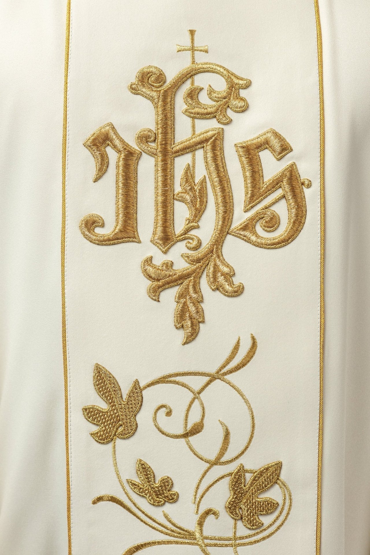 Liturgisches Messgewand in Ecru mit reich verziertem Gürtel mit Blumenmotiv und IHS - MESSGEWANDER.DE
