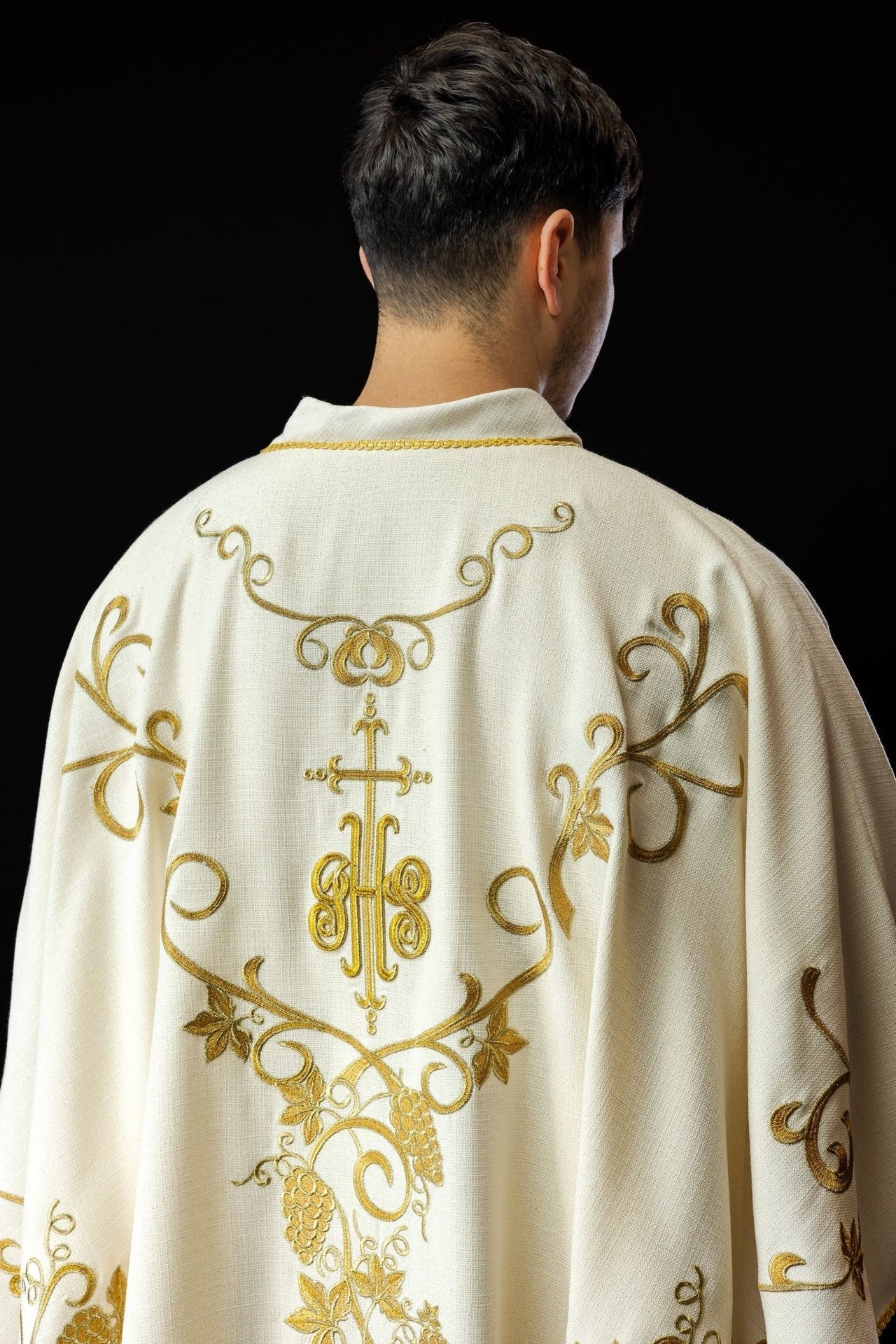 Liturgisches Messgewand in Ecru, verziert mit IHS-Stickerei und Trauben - MESSGEWANDER.DE