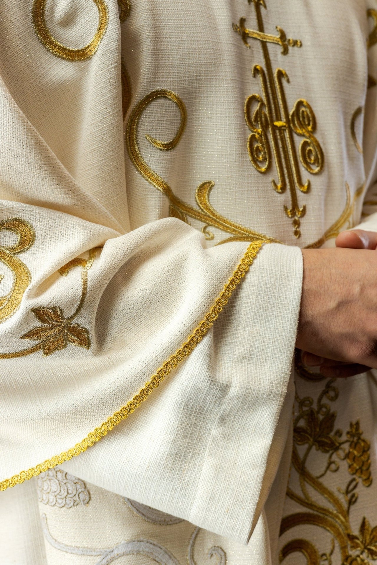 Liturgisches Messgewand in Ecru, verziert mit IHS-Stickerei und Trauben - MESSGEWANDER.DE