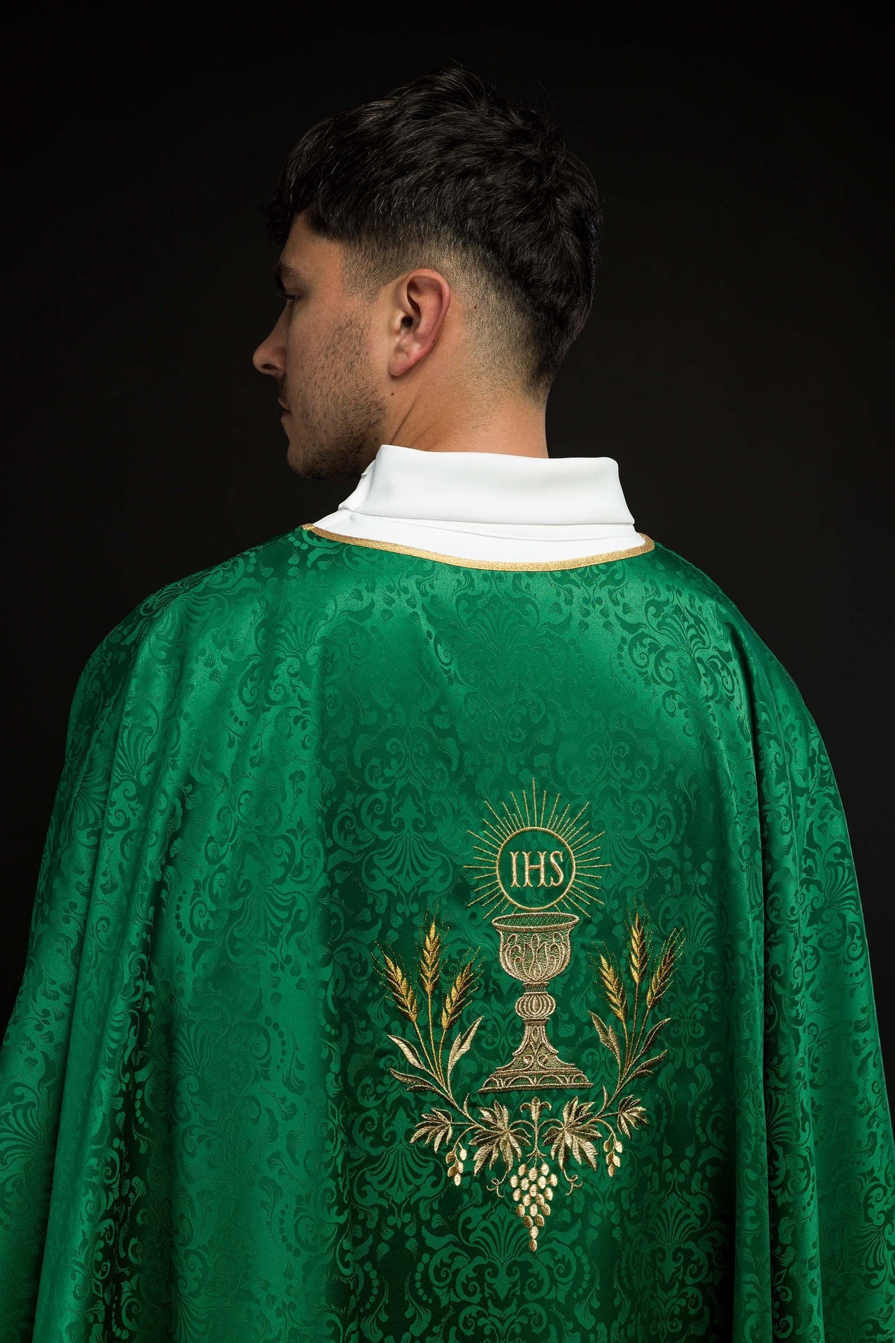 Liturgisches Messgewand in Grün mit gesticktem Kelch und Hostienmotiv auf Jacquardstoff - MESSGEWANDER.DE