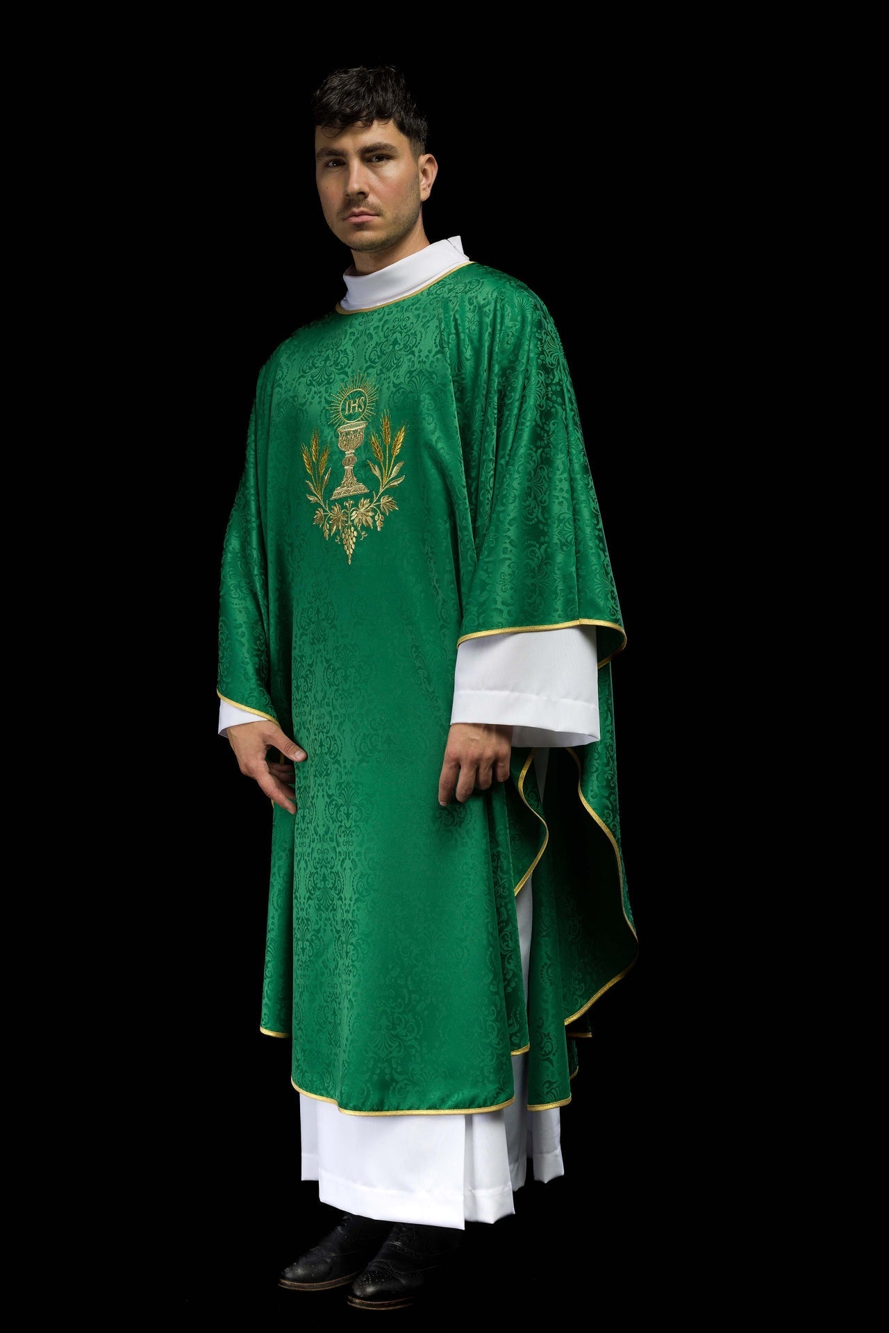 Liturgisches Messgewand in Grün mit gesticktem Kelch und Hostienmotiv auf Jacquardstoff - MESSGEWANDER.DE