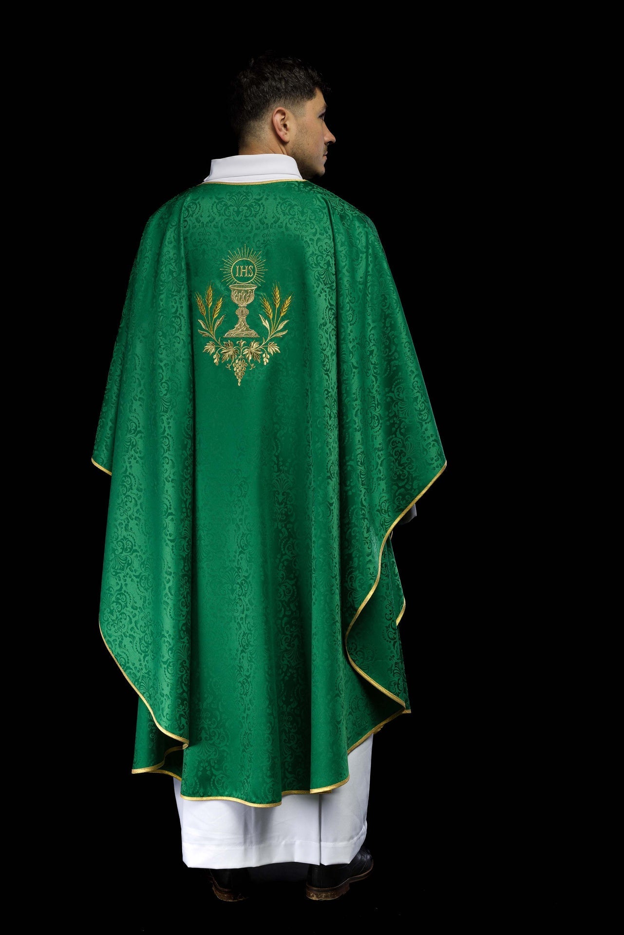 Liturgisches Messgewand in Grün mit gesticktem Kelch und Hostienmotiv auf Jacquardstoff - MESSGEWANDER.DE