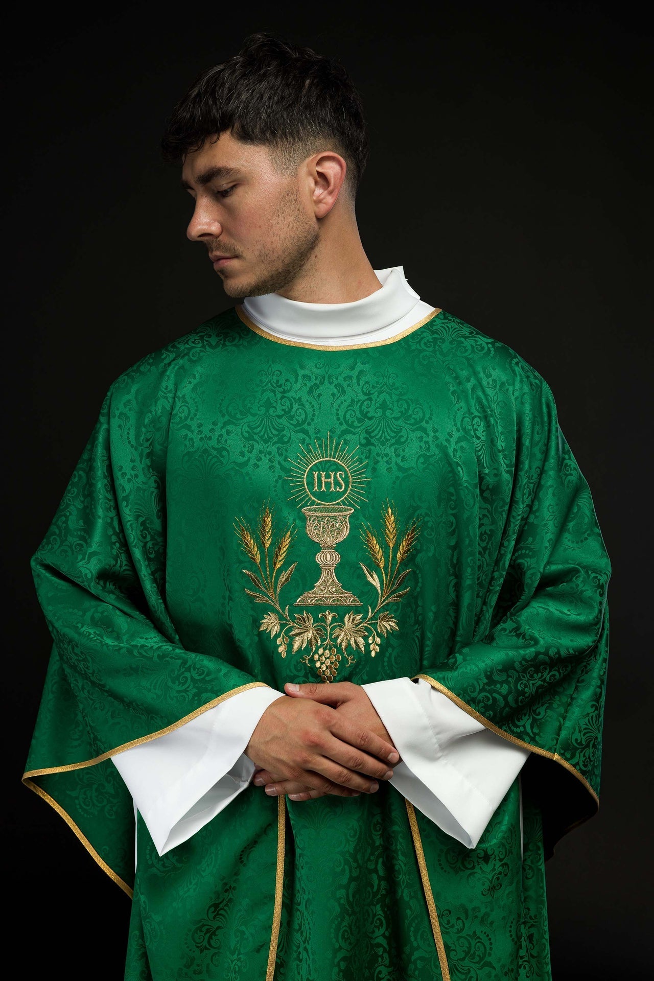 Liturgisches Messgewand in Grün mit gesticktem Kelch und Hostienmotiv auf Jacquardstoff - MESSGEWANDER.DE