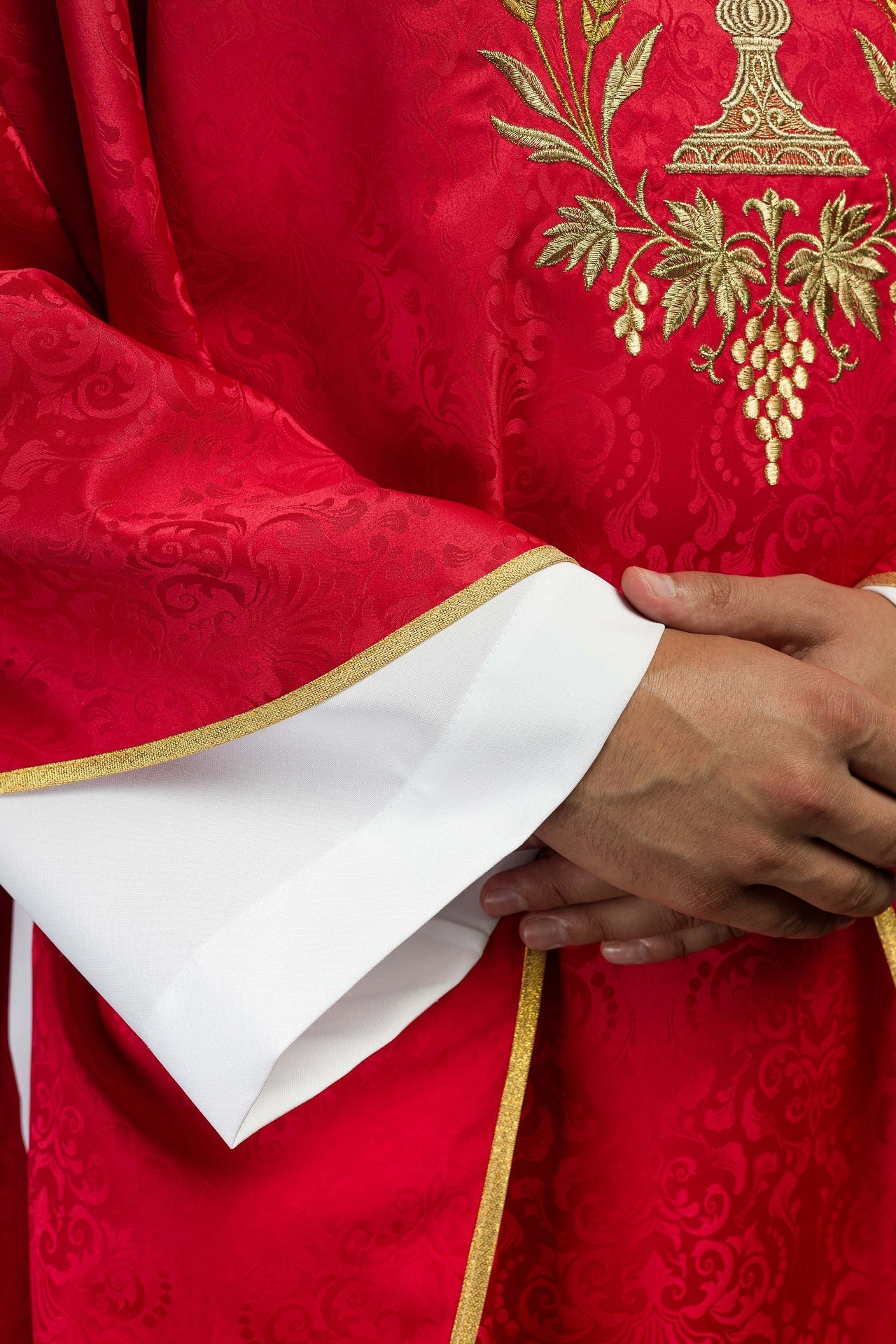 Liturgisches Messgewand in Rot mit gesticktem Kelch und Hostienmotiv auf Jacquardstoff - MESSGEWANDER.DE