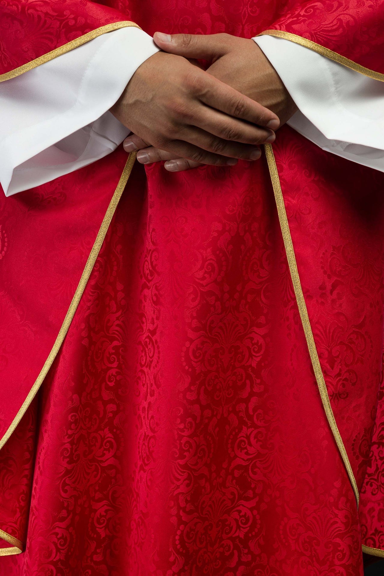 Liturgisches Messgewand in Rot mit gesticktem Kelch und Hostienmotiv auf Jacquardstoff - MESSGEWANDER.DE