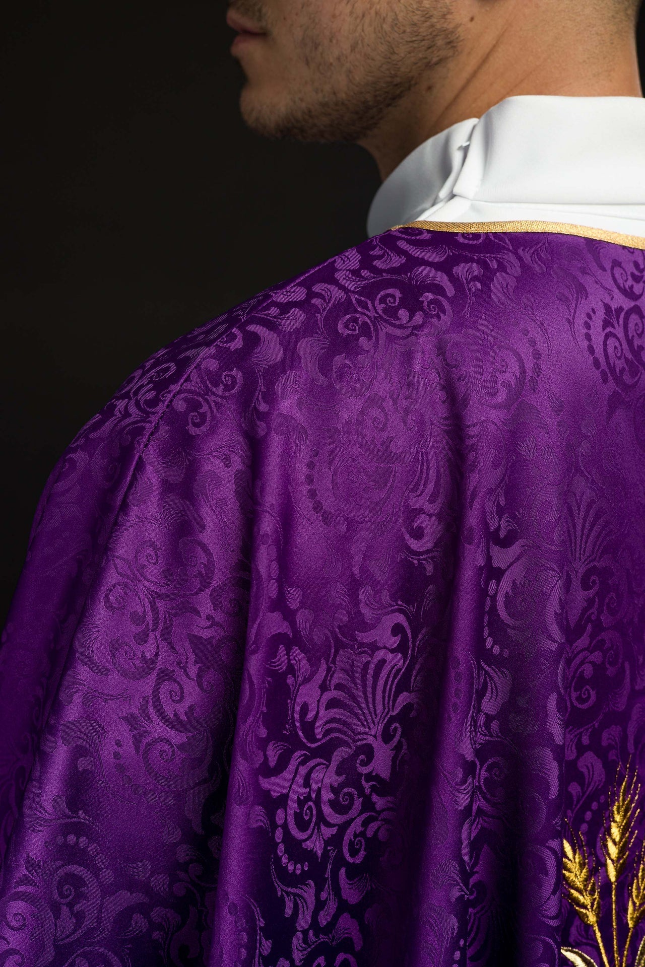 Liturgisches Messgewand in Violett mit gesticktem Kelch und Hostienmotiv auf Jacquardstoff - MESSGEWANDER.DE