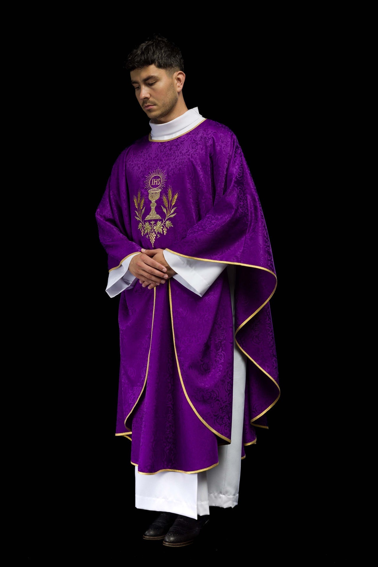 Liturgisches Messgewand in Violett mit gesticktem Kelch und Hostienmotiv auf Jacquardstoff - MESSGEWANDER.DE