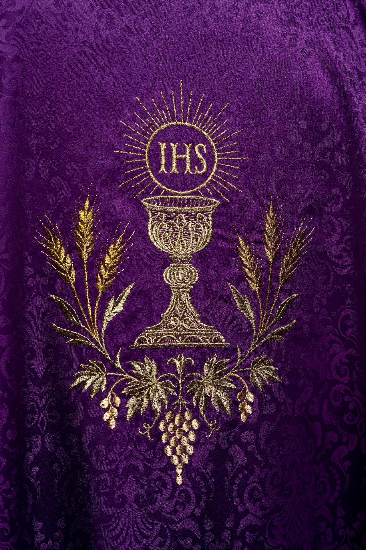 Liturgisches Messgewand in Violett mit gesticktem Kelch und Hostienmotiv auf Jacquardstoff - MESSGEWANDER.DE