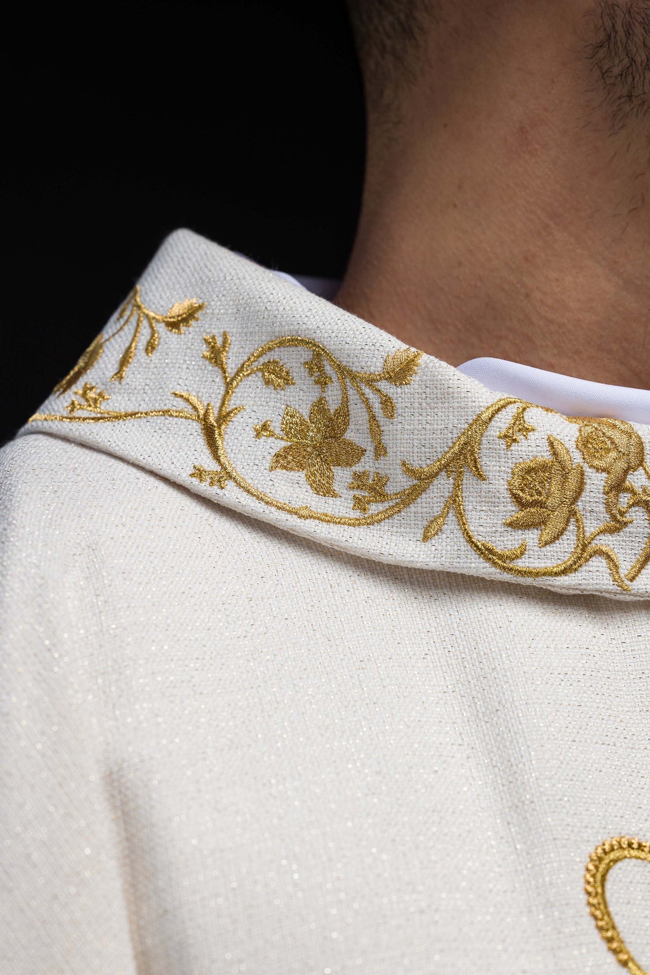 Liturgisches Messgewand mit gesticktem marianischem Wappen und Krone - MESSGEWANDER.DE