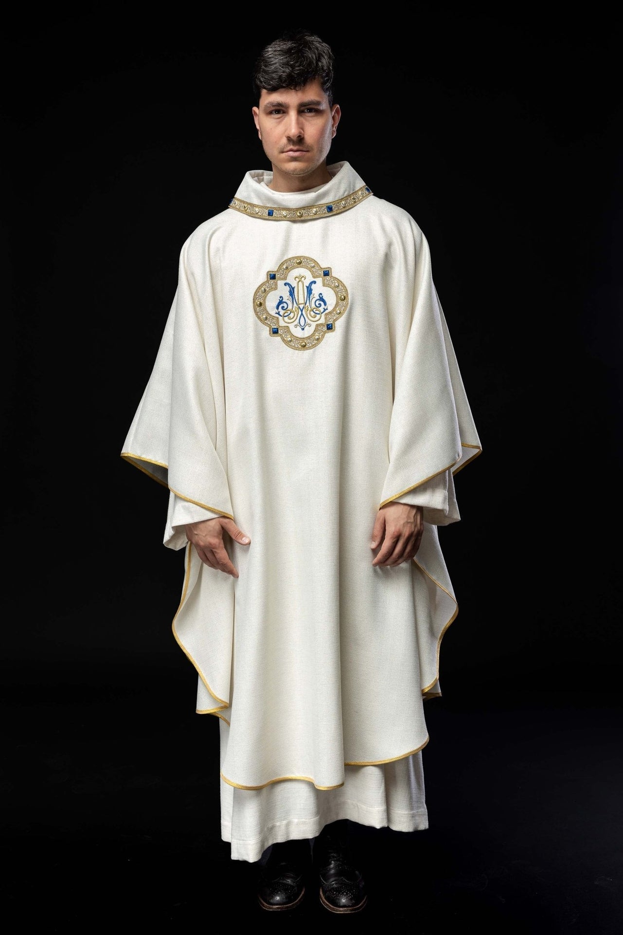 Liturgisches Messgewand mit gesticktem Marienwappen - MESSGEWANDER.DE