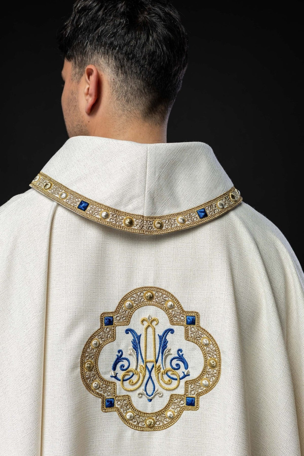 Liturgisches Messgewand mit gesticktem Marienwappen - MESSGEWANDER.DE
