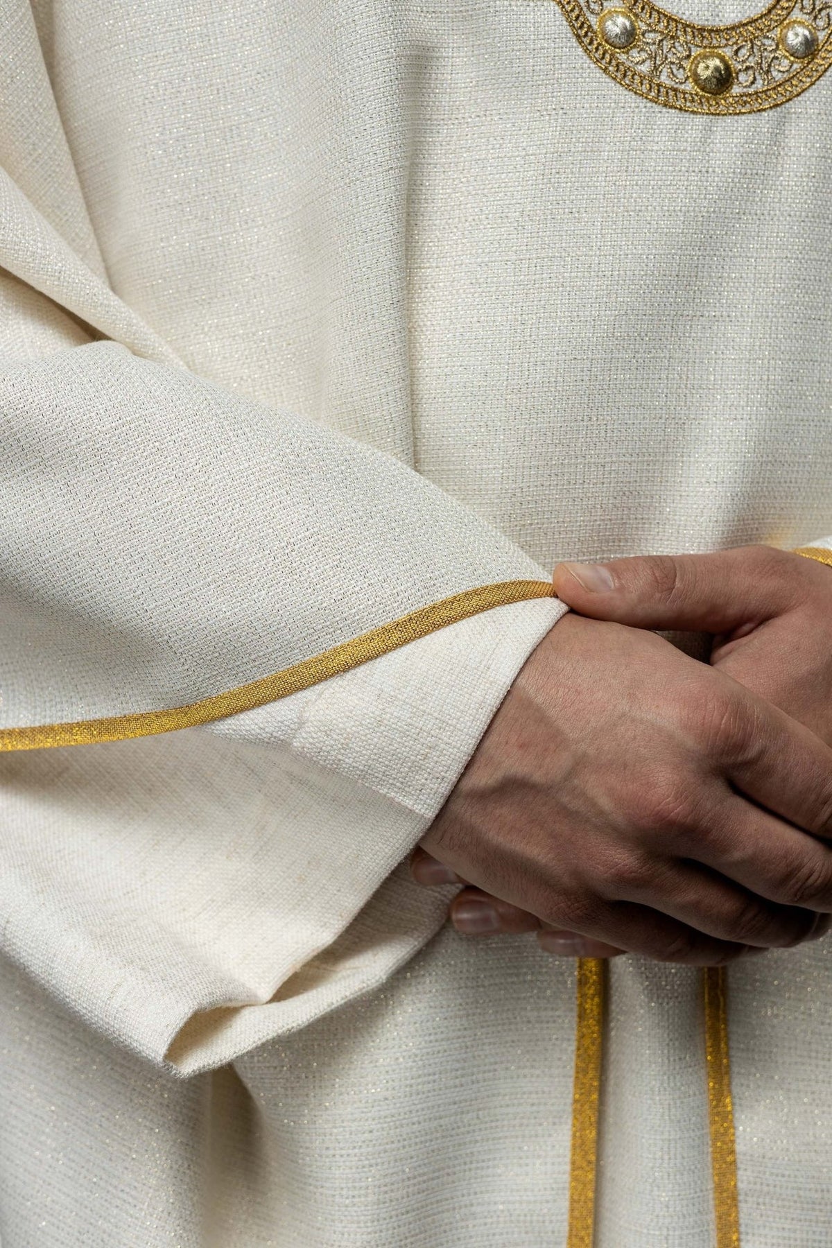 Liturgisches Messgewand mit gesticktem Marienwappen - MESSGEWANDER.DE