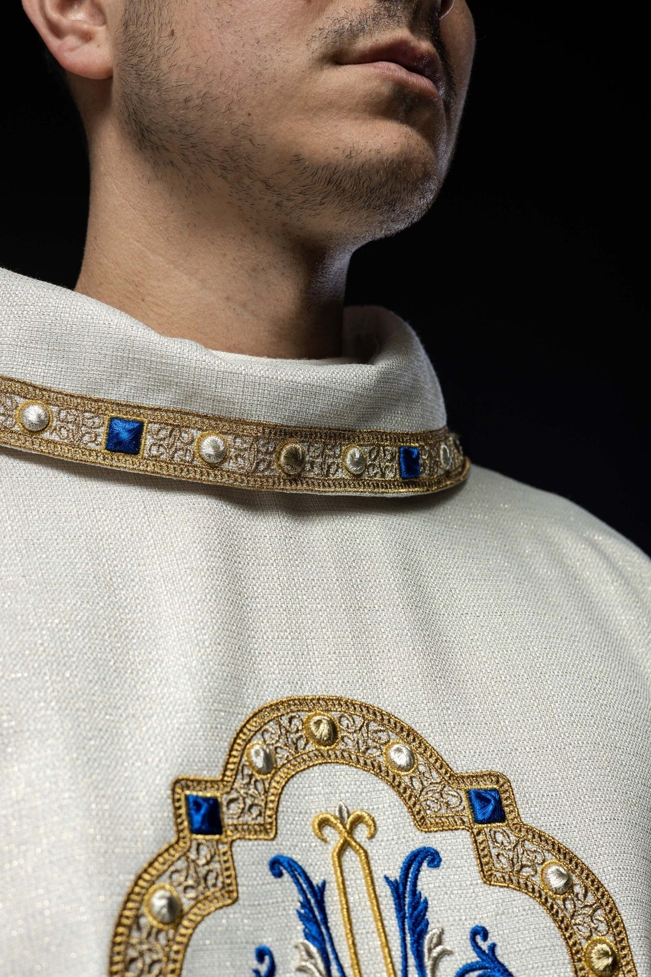 Liturgisches Messgewand mit gesticktem Marienwappen - MESSGEWANDER.DE