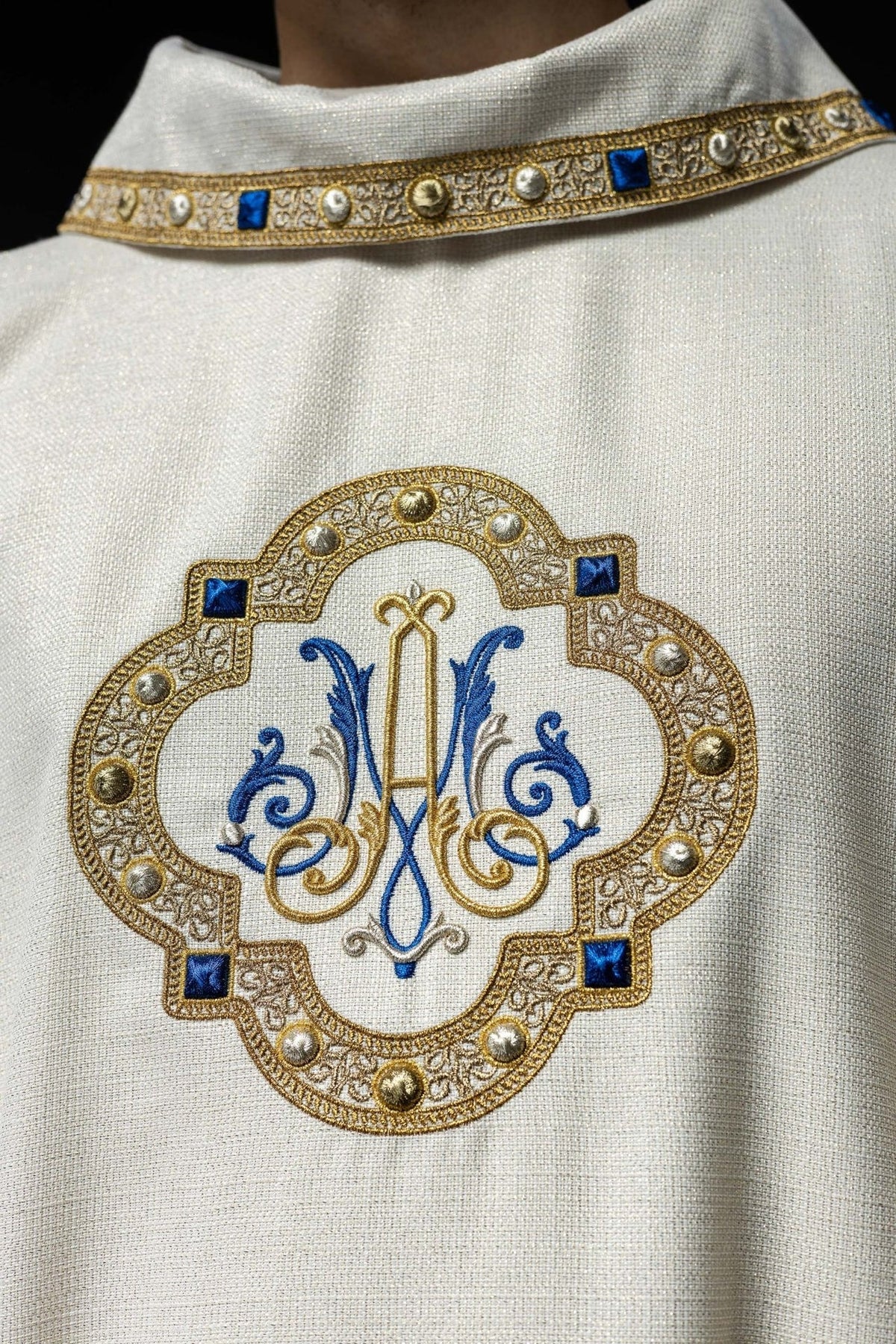 Liturgisches Messgewand mit gesticktem Marienwappen - MESSGEWANDER.DE