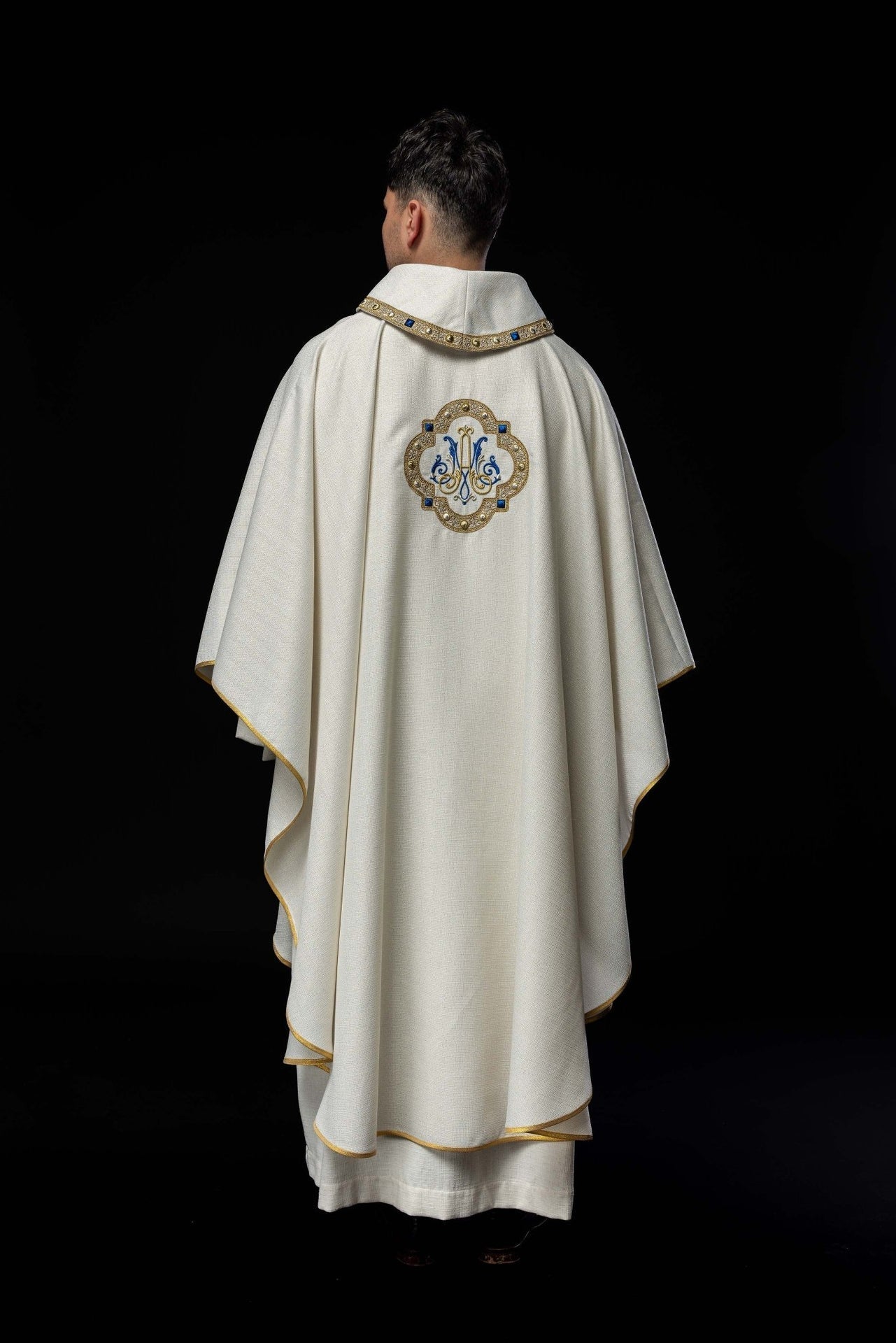 Liturgisches Messgewand mit gesticktem Marienwappen - MESSGEWANDER.DE