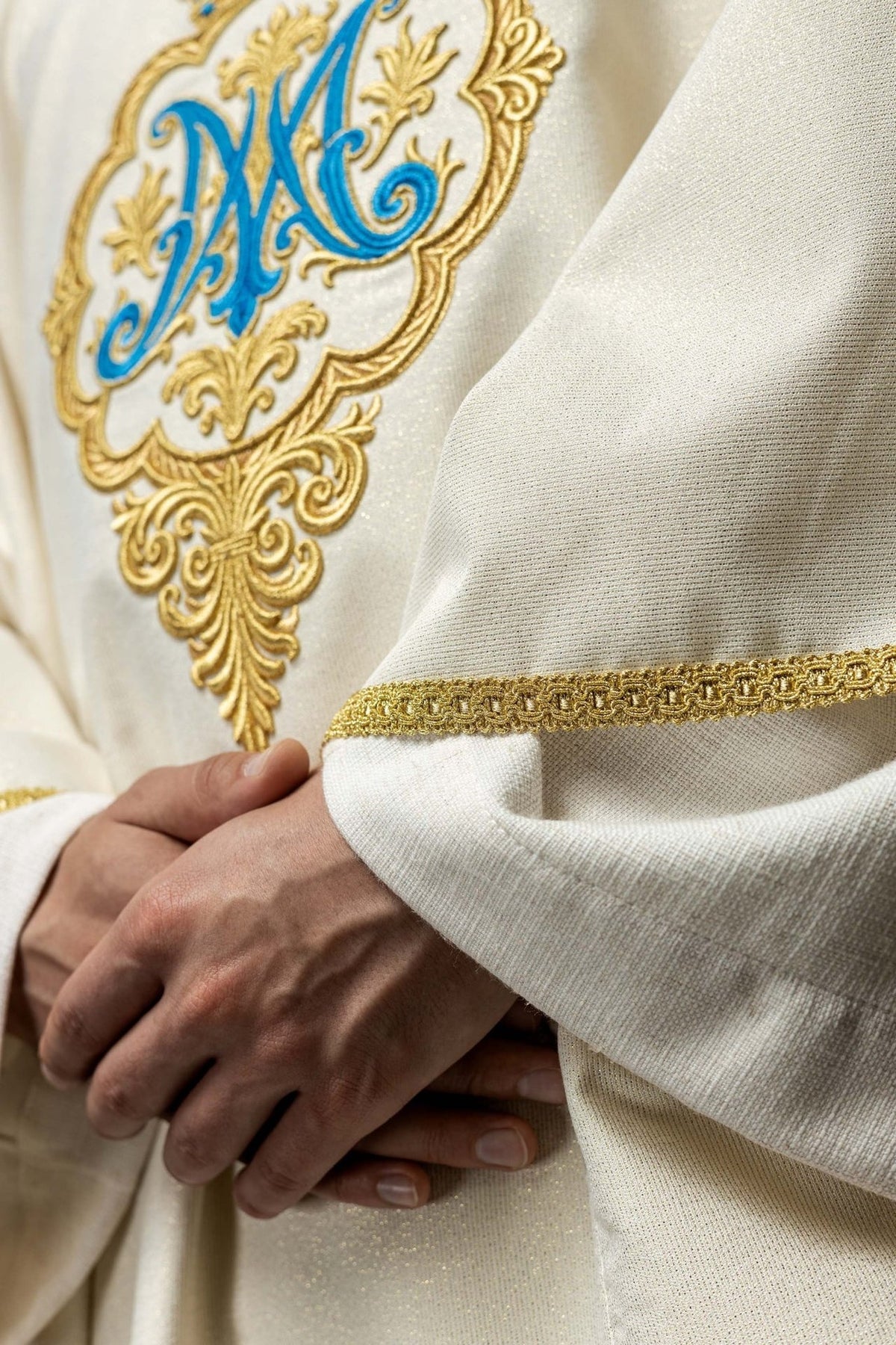 Liturgisches Messgewand mit gesticktem Marienwappen und Krone - MESSGEWANDER.DE