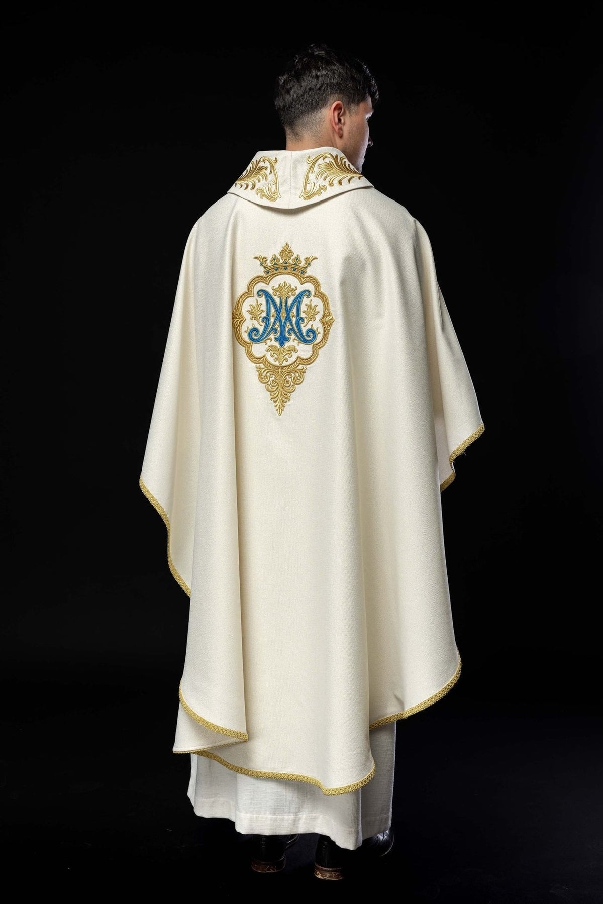 Liturgisches Messgewand mit gesticktem Marienwappen und Krone - MESSGEWANDER.DE
