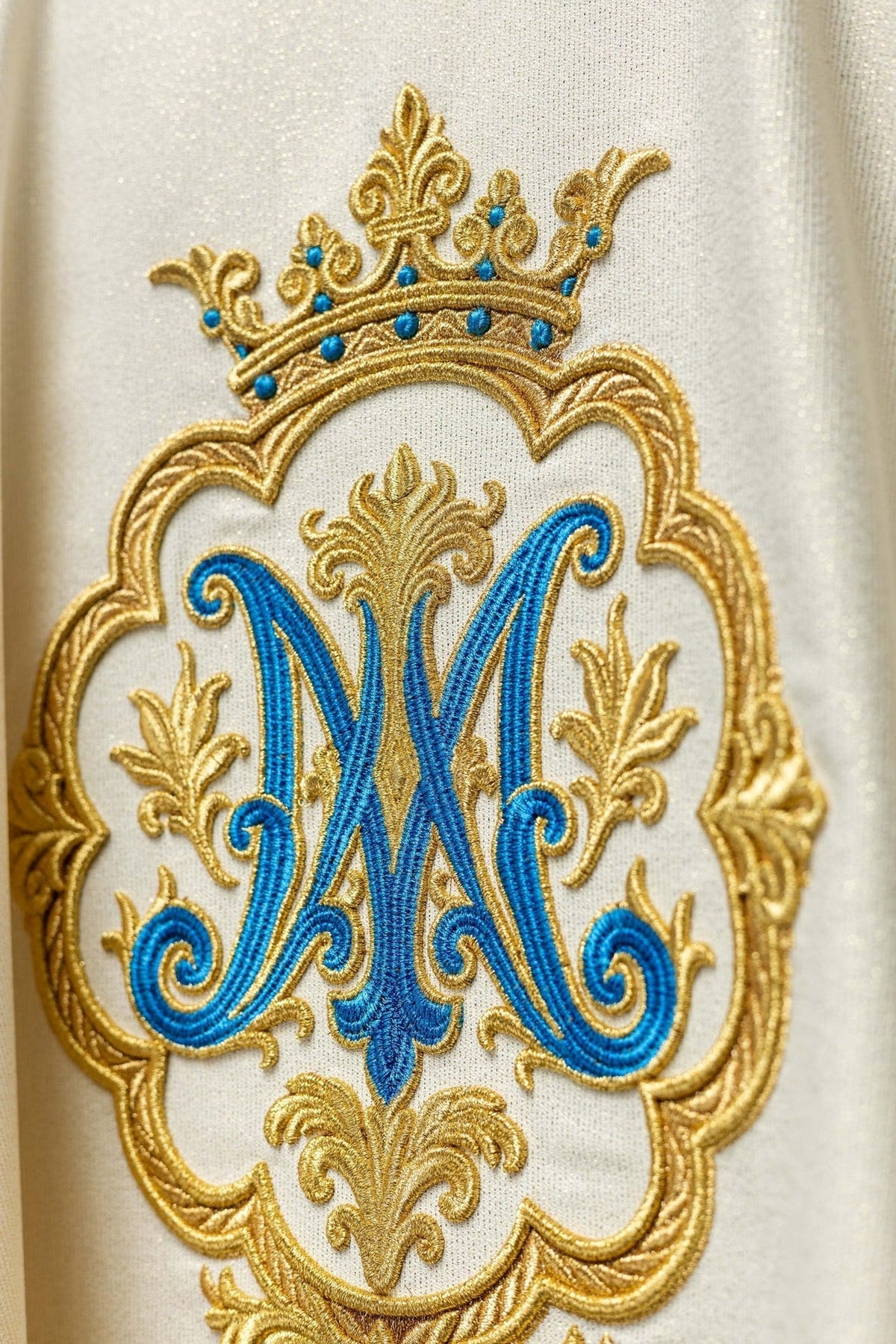 Liturgisches Messgewand mit gesticktem Marienwappen und Krone - MESSGEWANDER.DE
