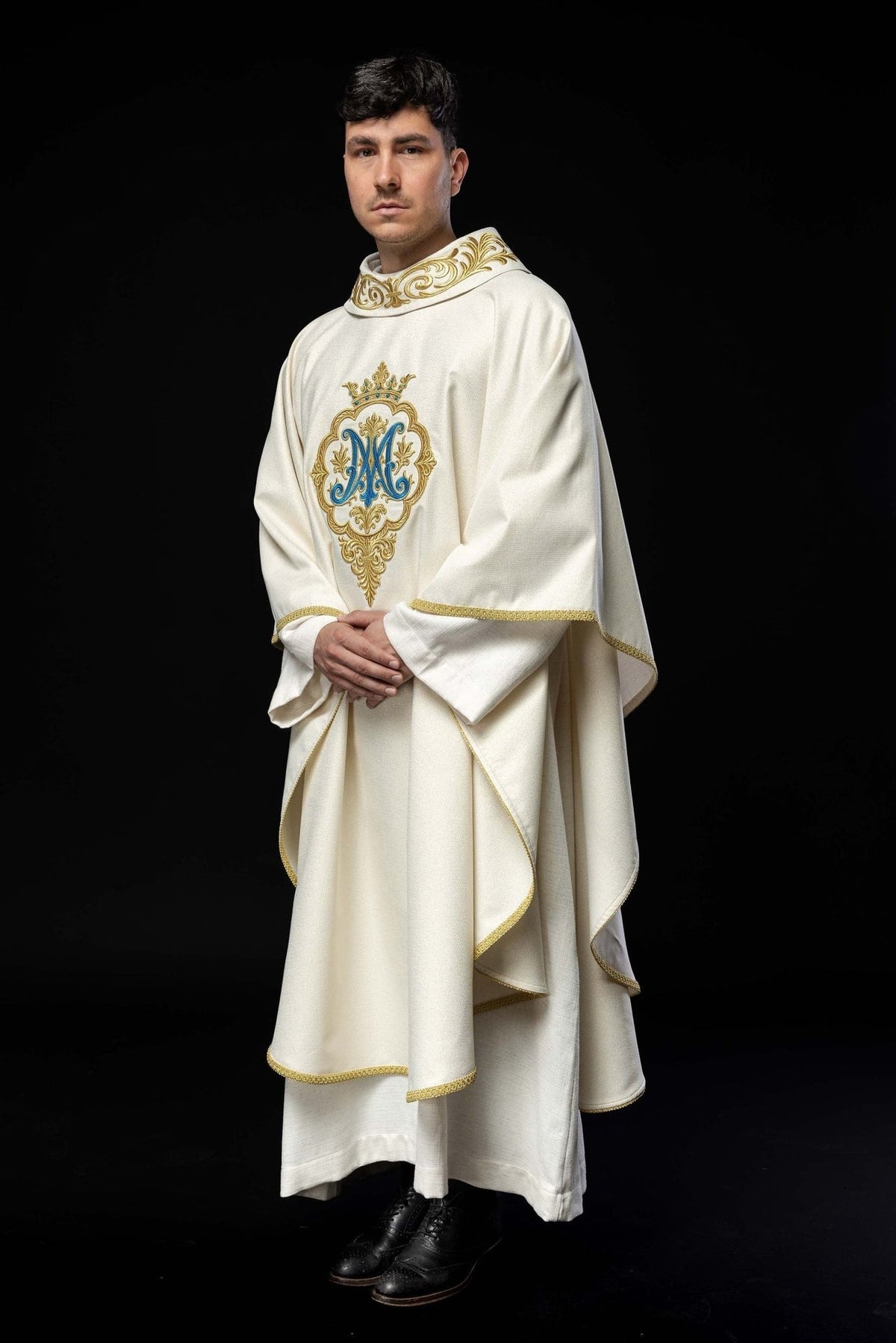 Liturgisches Messgewand mit gesticktem Marienwappen und Krone - MESSGEWANDER.DE