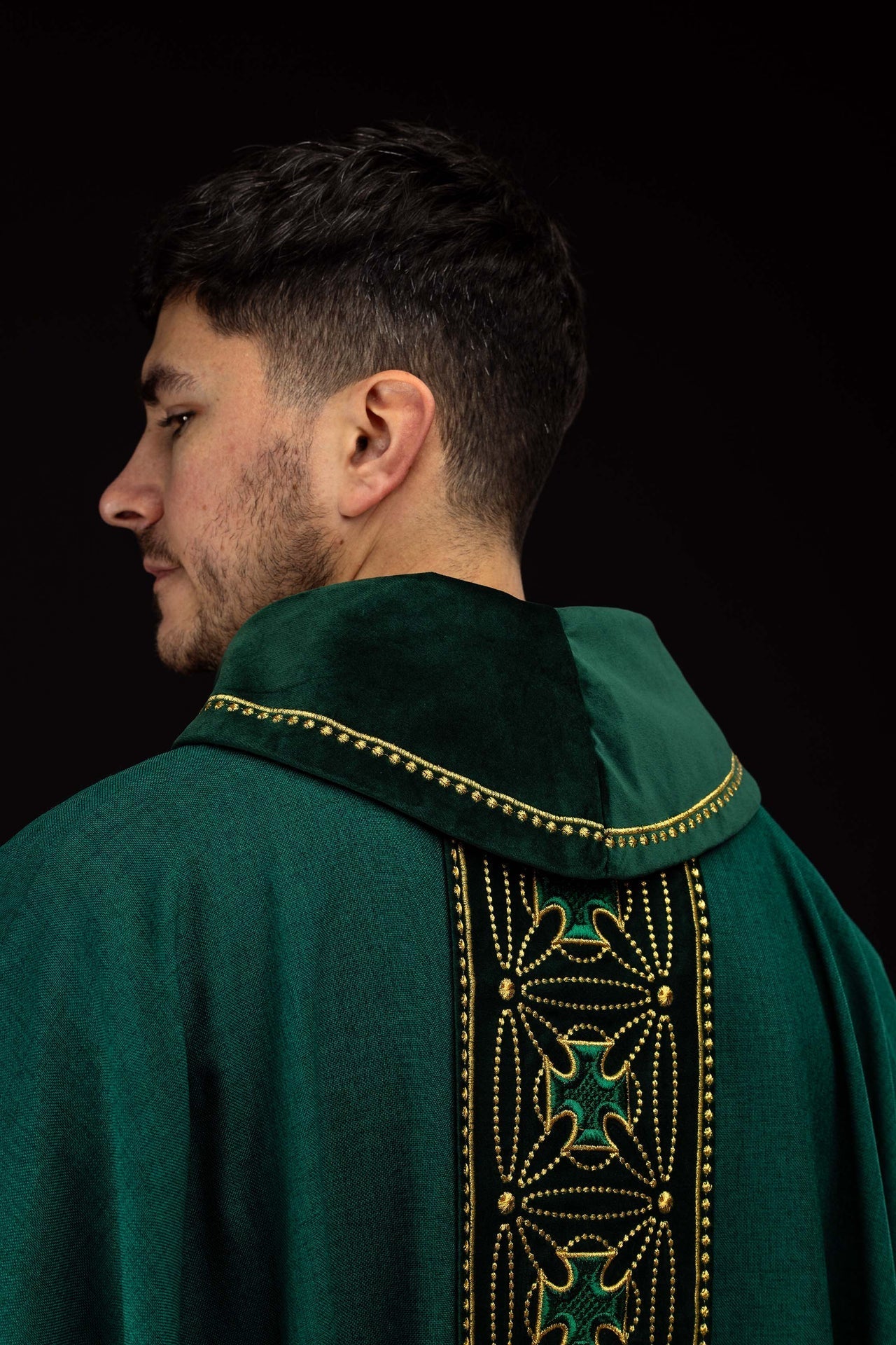 Liturgisches Messgewand mit reich verziertem Gürtel aus Kreuzen in Grün - MESSGEWANDER.DE