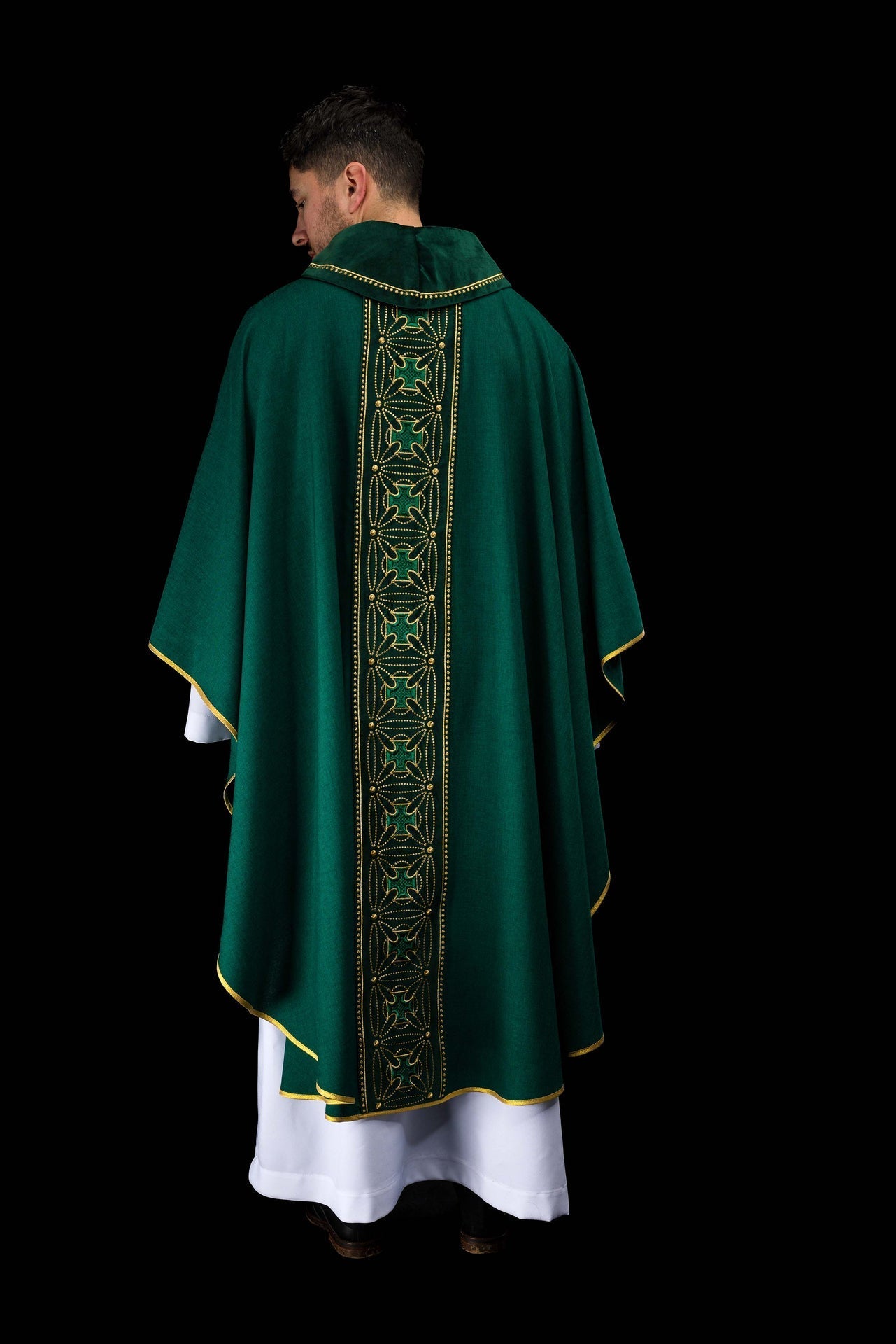 Liturgisches Messgewand mit reich verziertem Gürtel aus Kreuzen in Grün - MESSGEWANDER.DE