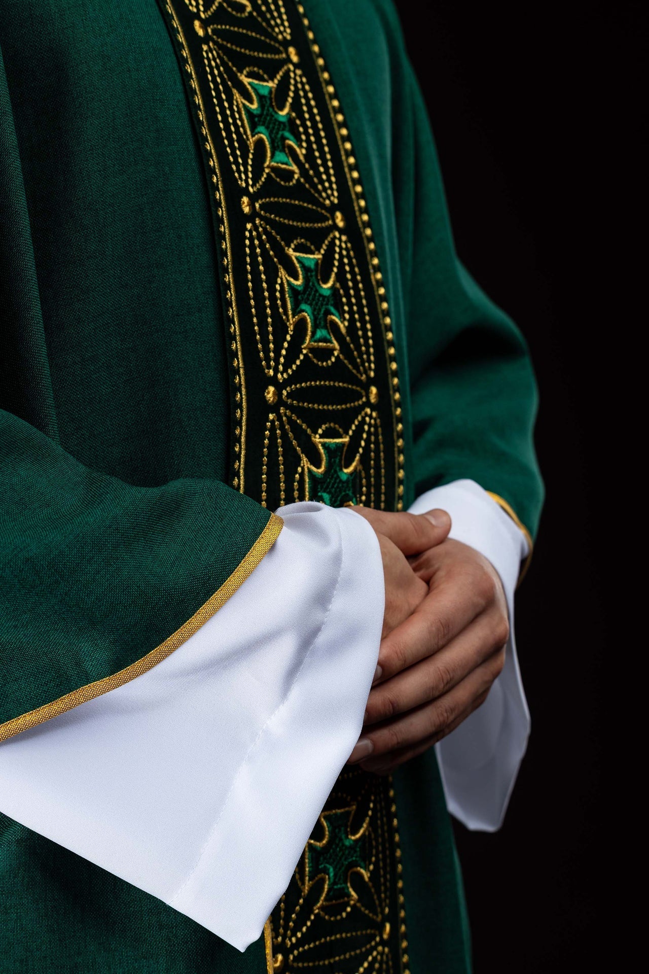 Liturgisches Messgewand mit reich verziertem Gürtel aus Kreuzen in Grün - MESSGEWANDER.DE