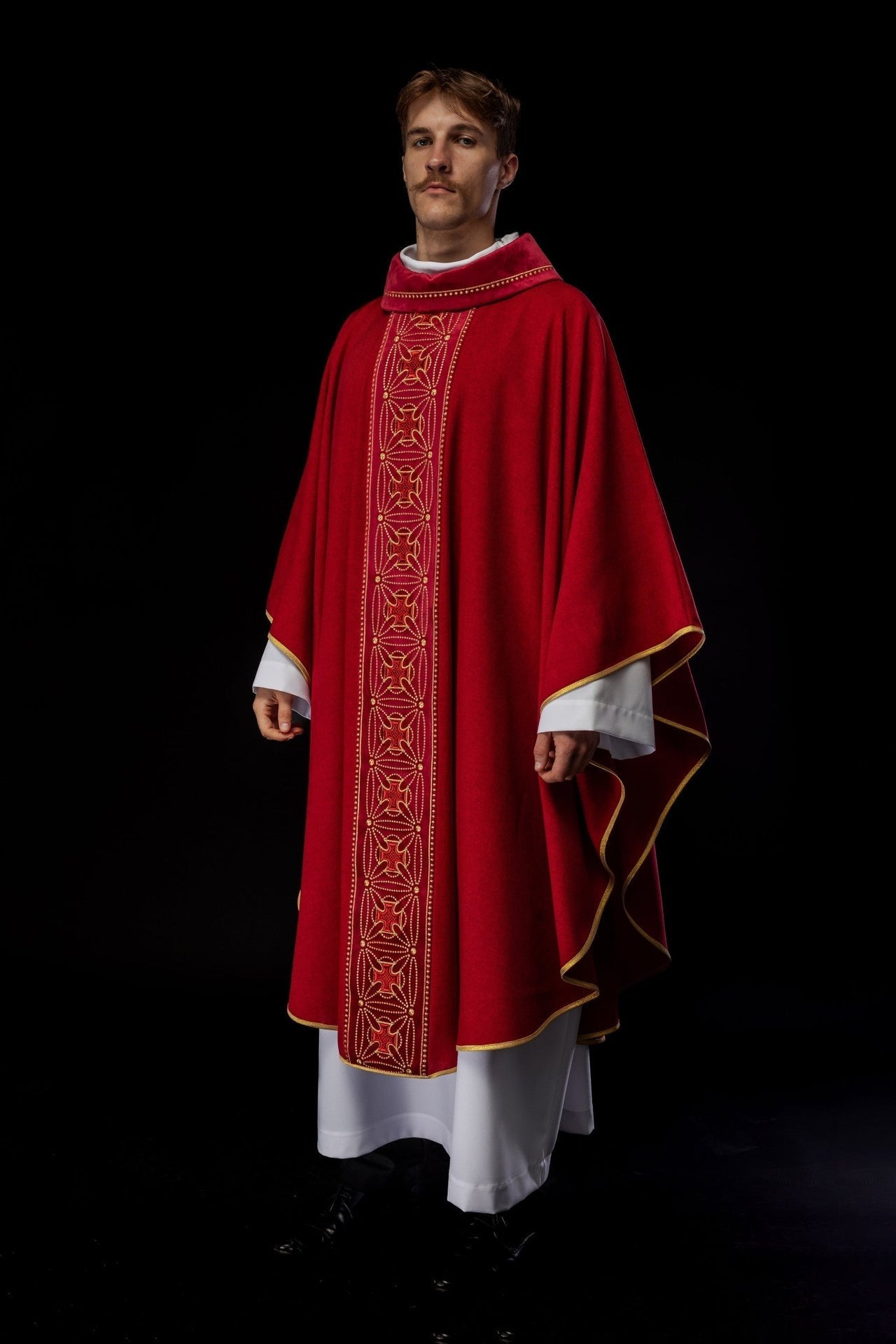 Liturgisches Messgewand mit reich verziertem Gürtel aus Kreuzen in Rot - MESSGEWANDER.DE