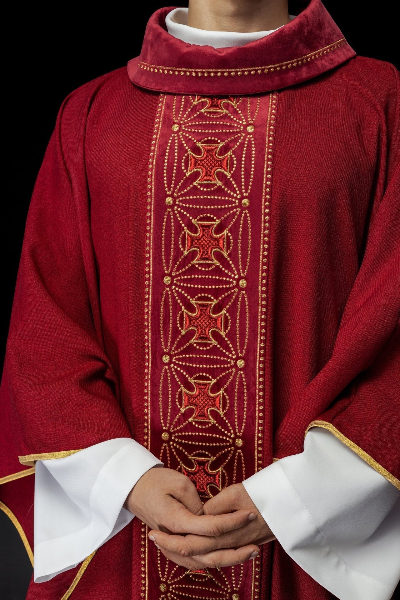 Liturgisches Messgewand mit reich verziertem Gürtel aus Kreuzen in Rot - MESSGEWANDER.DE