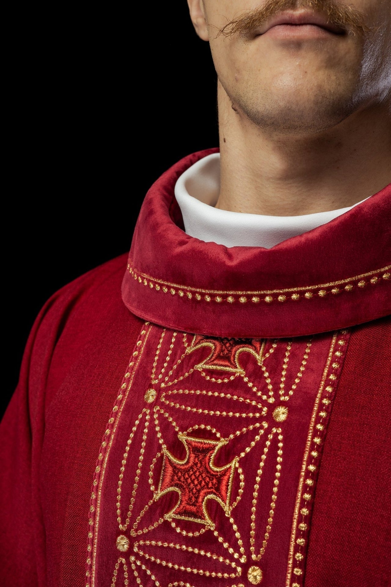 Liturgisches Messgewand mit reich verziertem Gürtel aus Kreuzen in Rot - MESSGEWANDER.DE