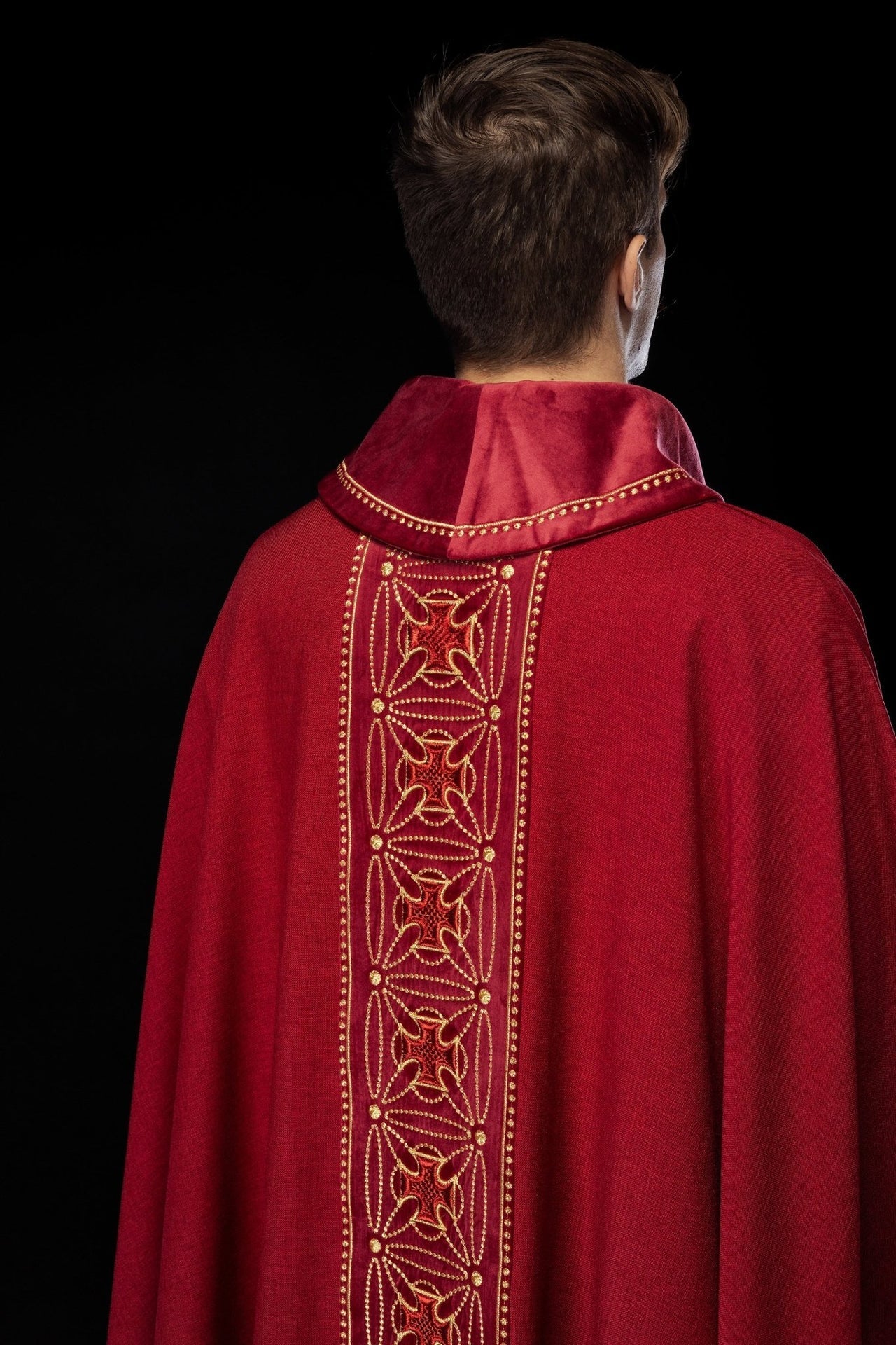 Liturgisches Messgewand mit reich verziertem Gürtel aus Kreuzen in Rot - MESSGEWANDER.DE