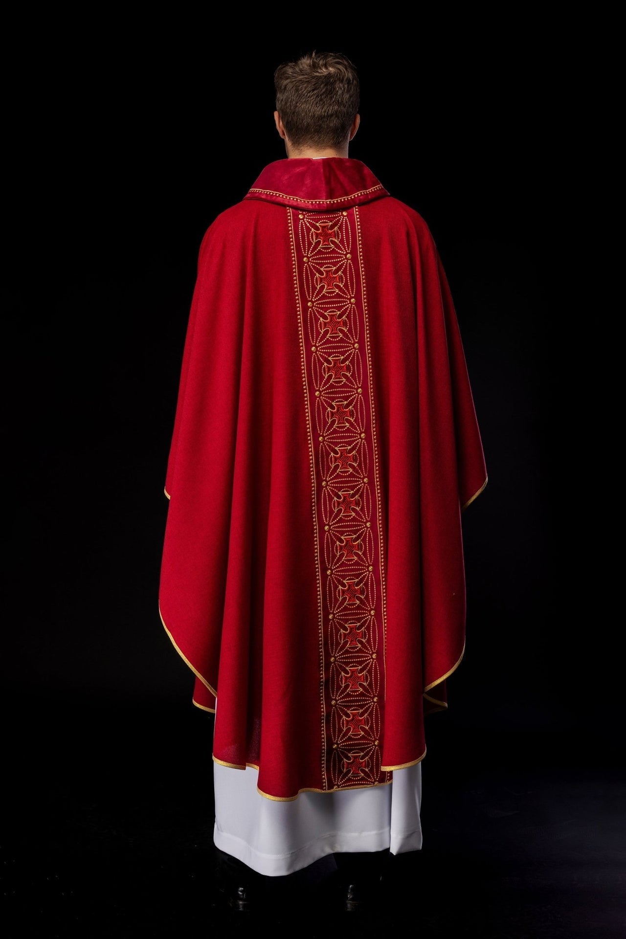 Liturgisches Messgewand mit reich verziertem Gürtel aus Kreuzen in Rot - MESSGEWANDER.DE