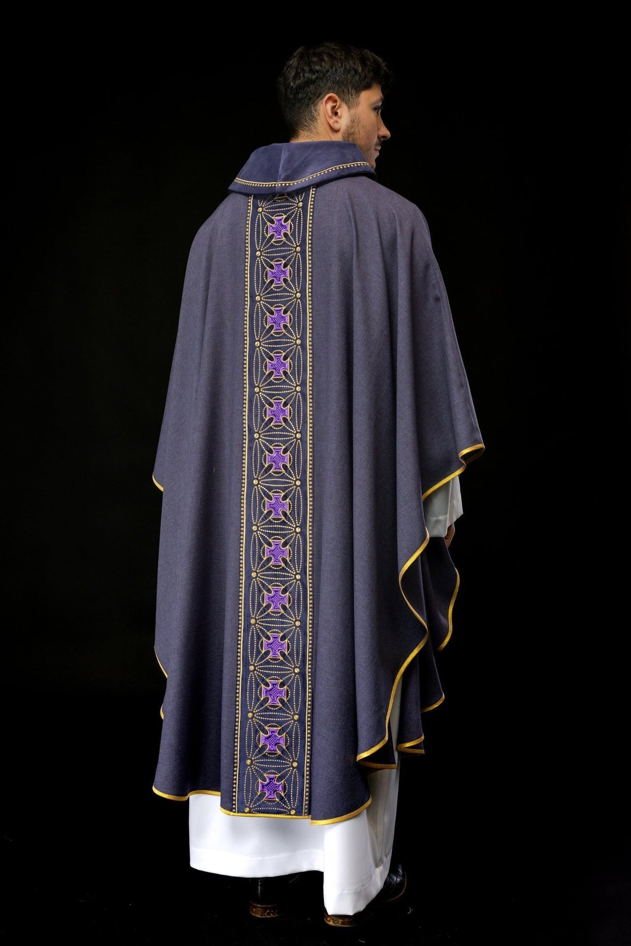 Liturgisches Messgewand mit reich verziertem Gürtel aus Kreuzen in Violett - MESSGEWANDER.DE