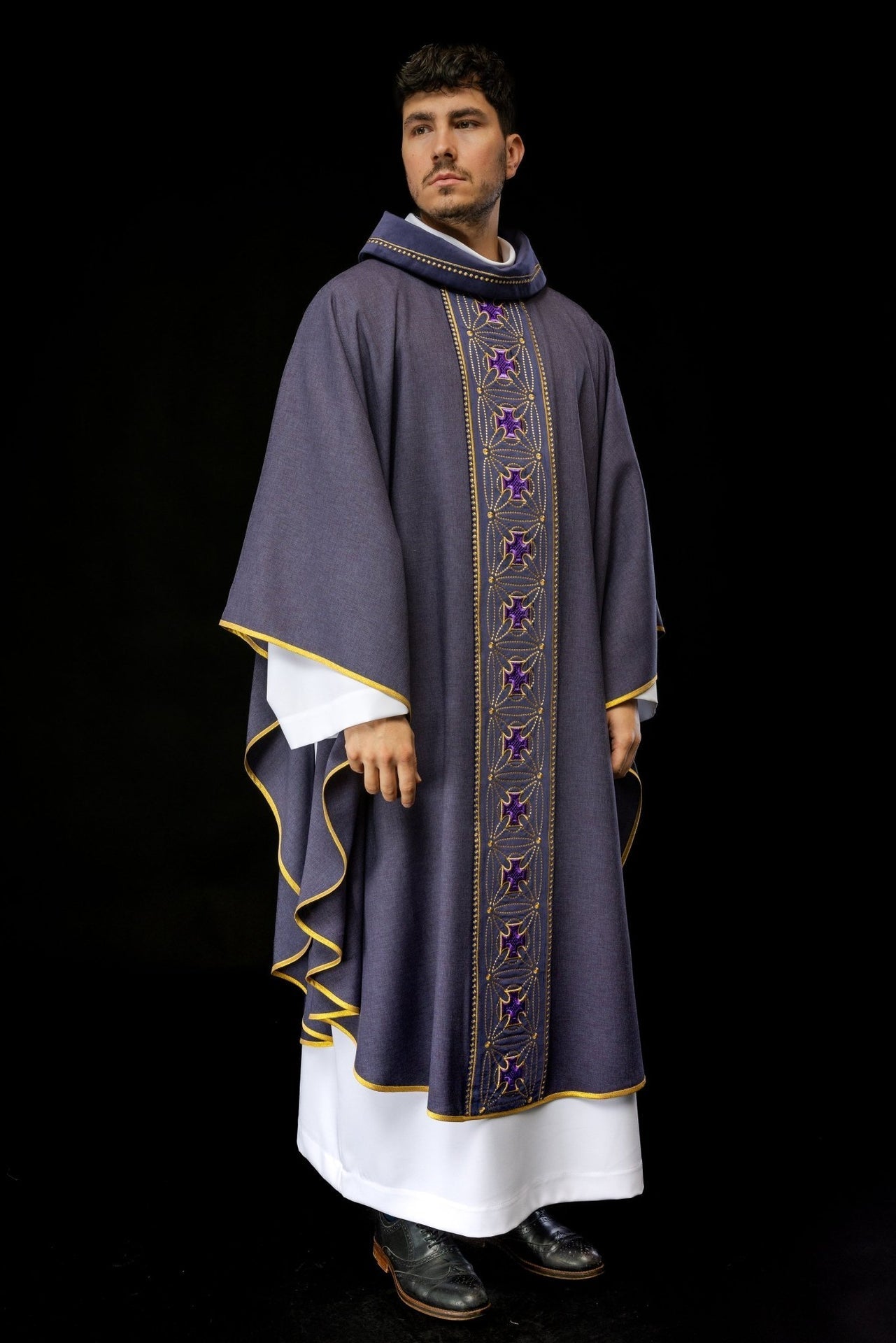 Liturgisches Messgewand mit reich verziertem Gürtel aus Kreuzen in Violett - MESSGEWANDER.DE