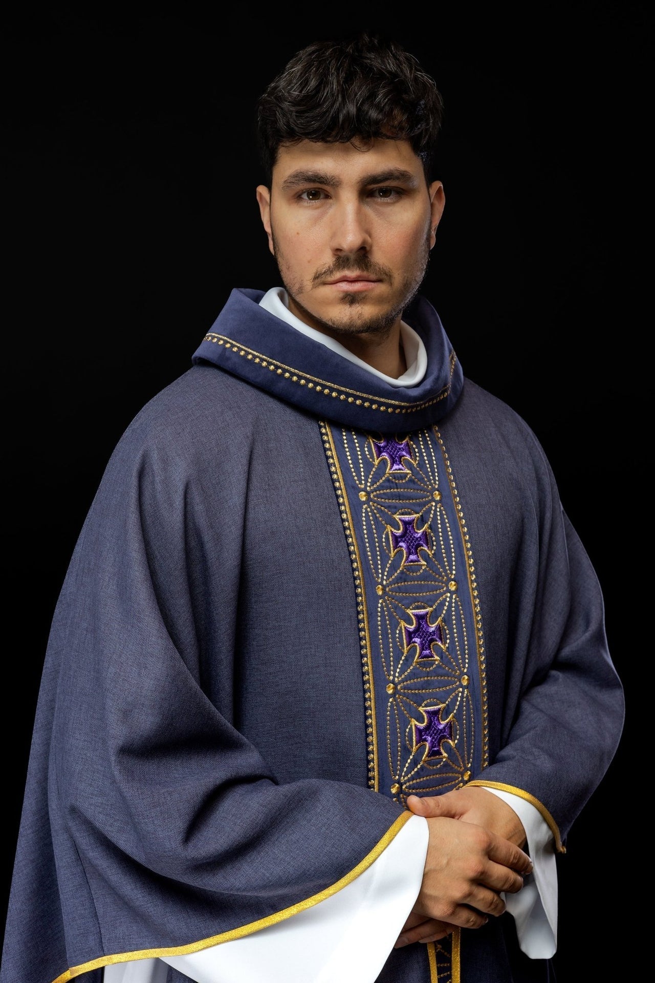 Liturgisches Messgewand mit reich verziertem Gürtel aus Kreuzen in Violett - MESSGEWANDER.DE