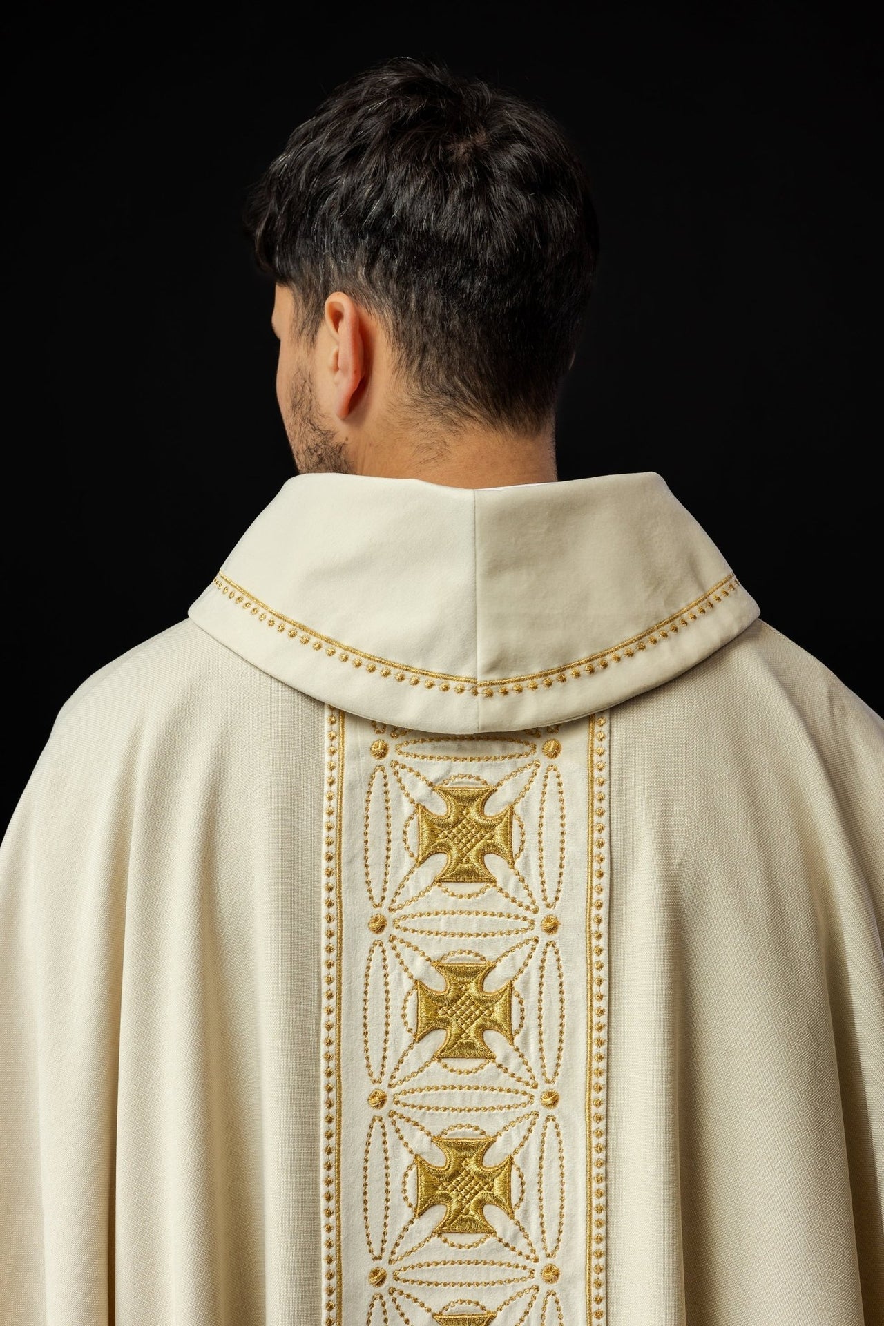 Liturgisches Messgewand mit reich verziertem Gürtel mit Kreuzen in Ecru-Farbe - MESSGEWANDER.DE