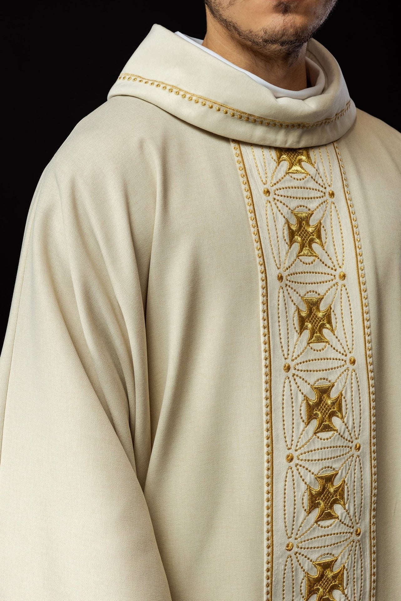 Liturgisches Messgewand mit reich verziertem Gürtel mit Kreuzen in Ecru-Farbe - MESSGEWANDER.DE