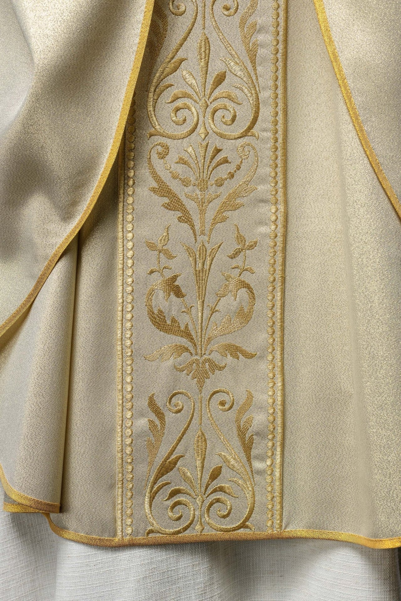 Liturgisches Messgewand mit verziertem, goldbesticktem Gürtel - MESSGEWANDER.DE