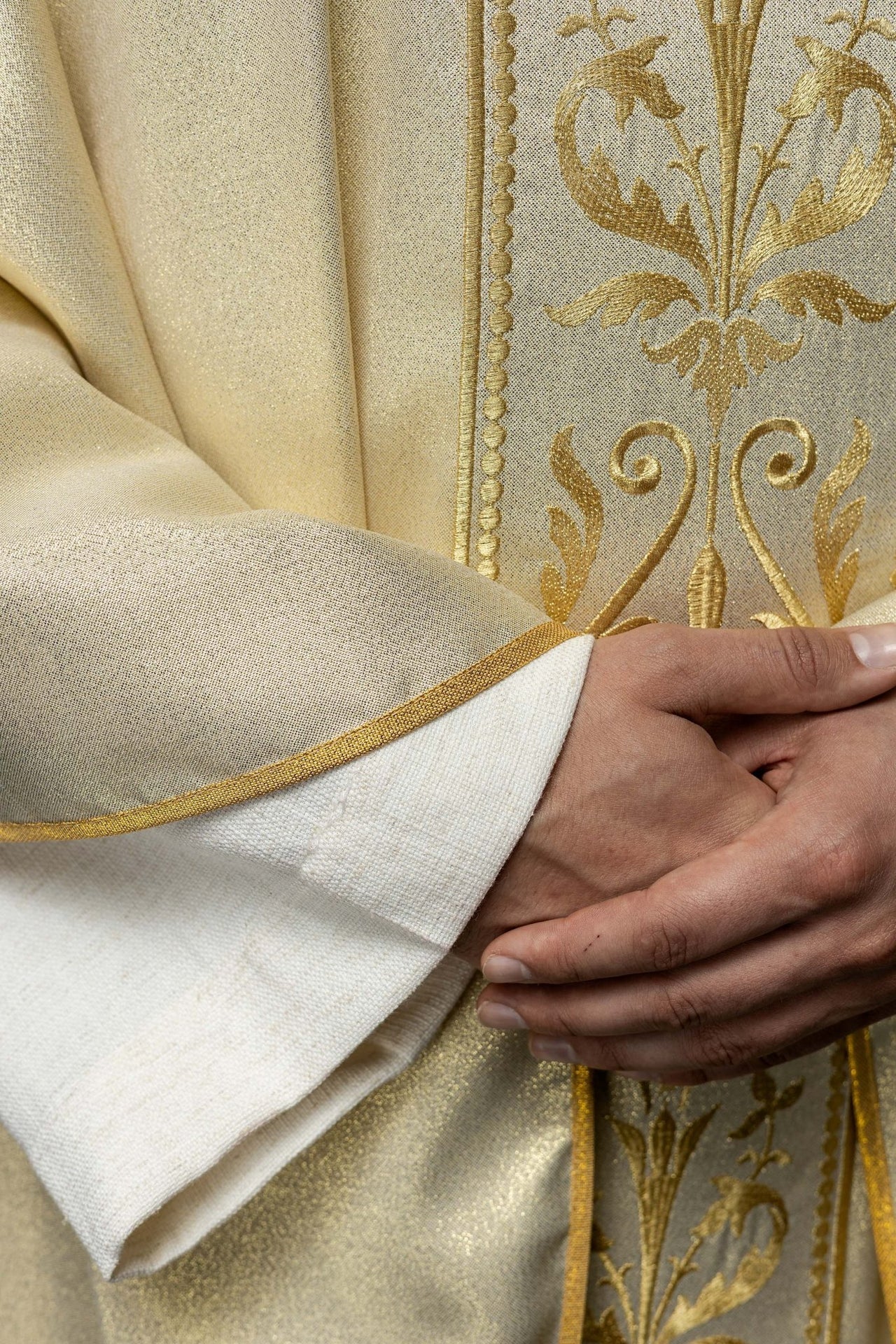 Liturgisches Messgewand mit verziertem, goldbesticktem Gürtel - MESSGEWANDER.DE
