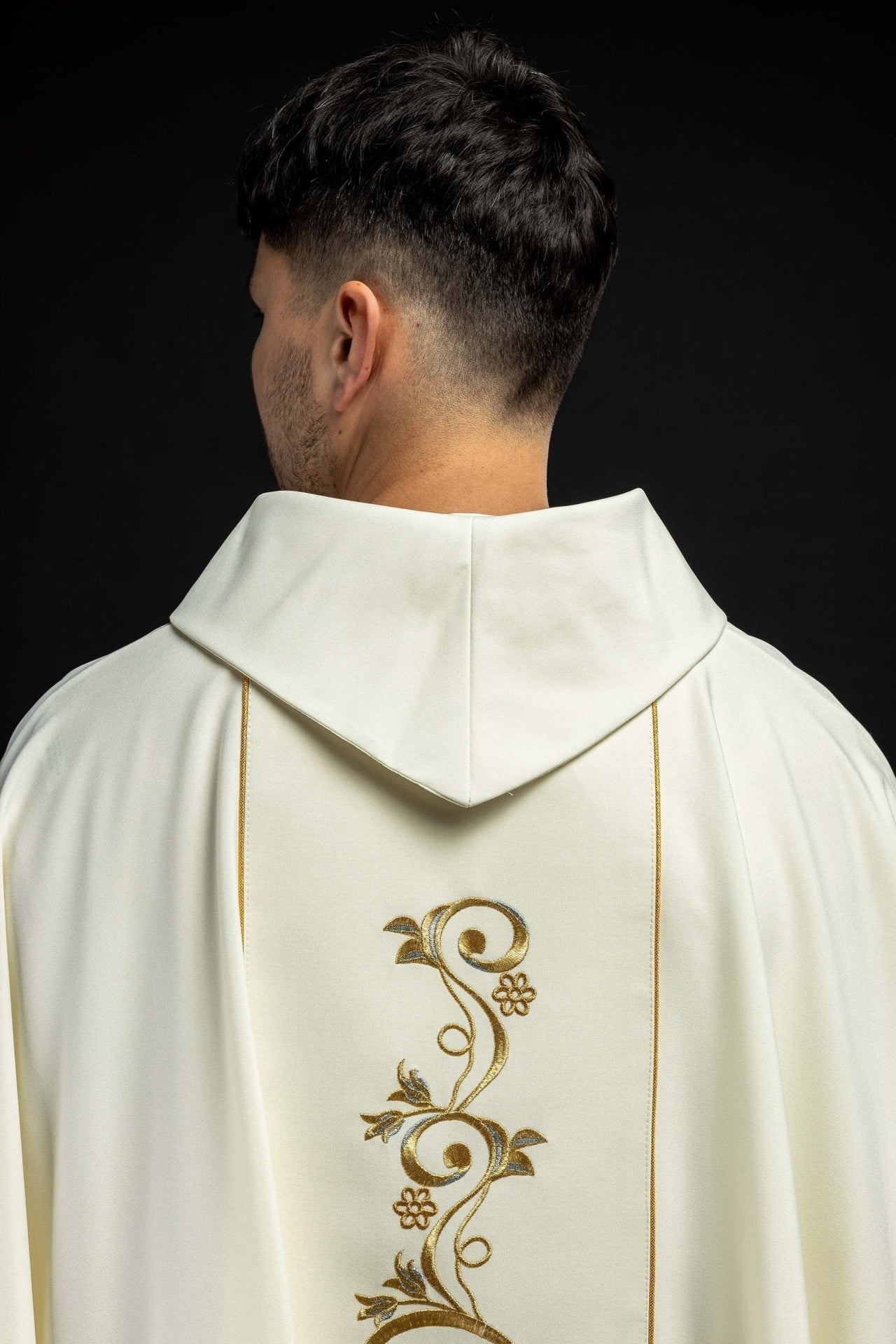Marianisches liturgisches Messgewand mit ecrufarbenem besticktem Gürtel - MESSGEWANDER.DE