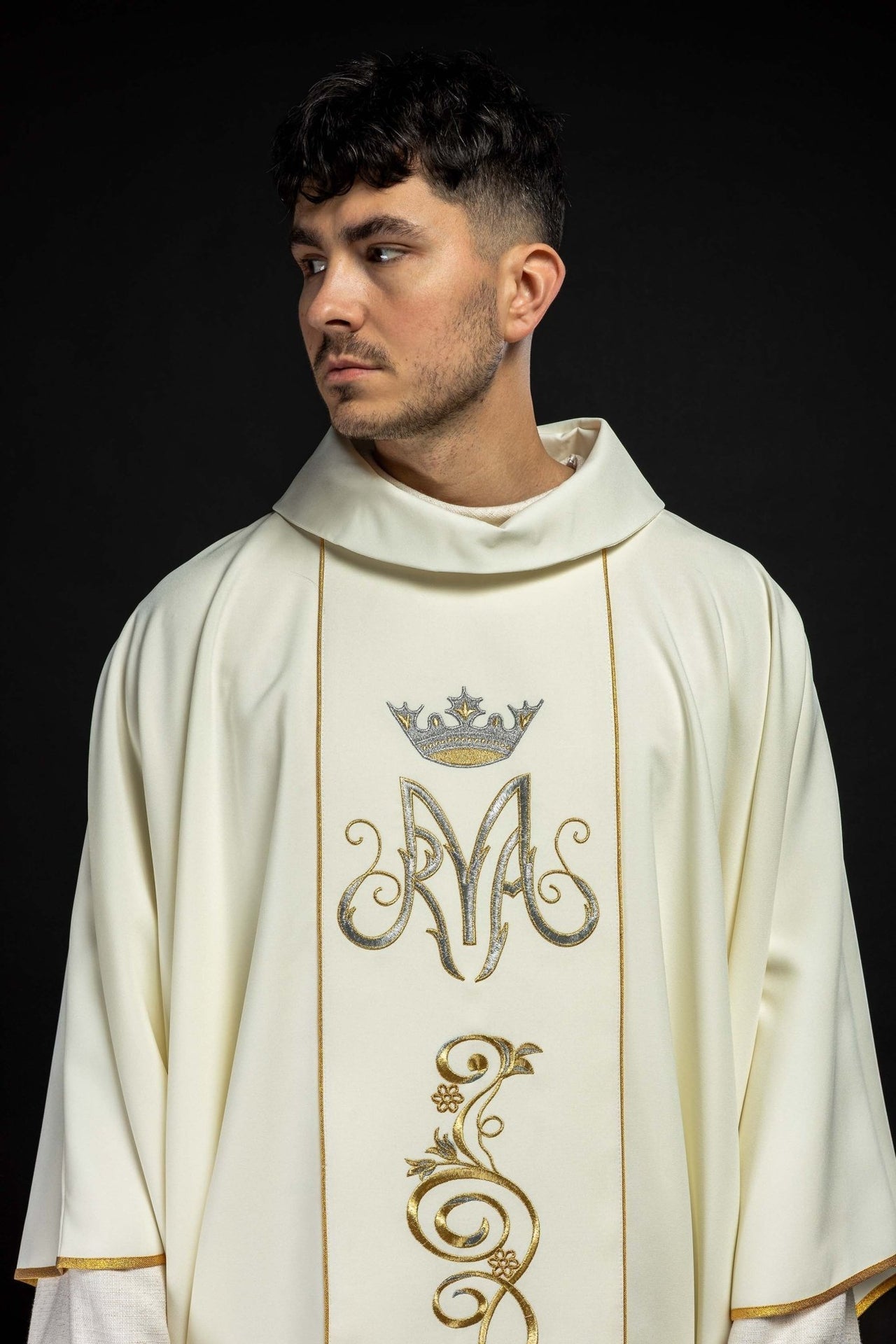 Marianisches liturgisches Messgewand mit ecrufarbenem besticktem Gürtel - MESSGEWANDER.DE