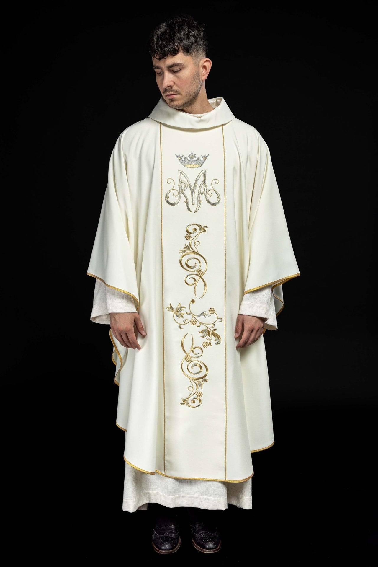 Marianisches liturgisches Messgewand mit ecrufarbenem besticktem Gürtel - MESSGEWANDER.DE