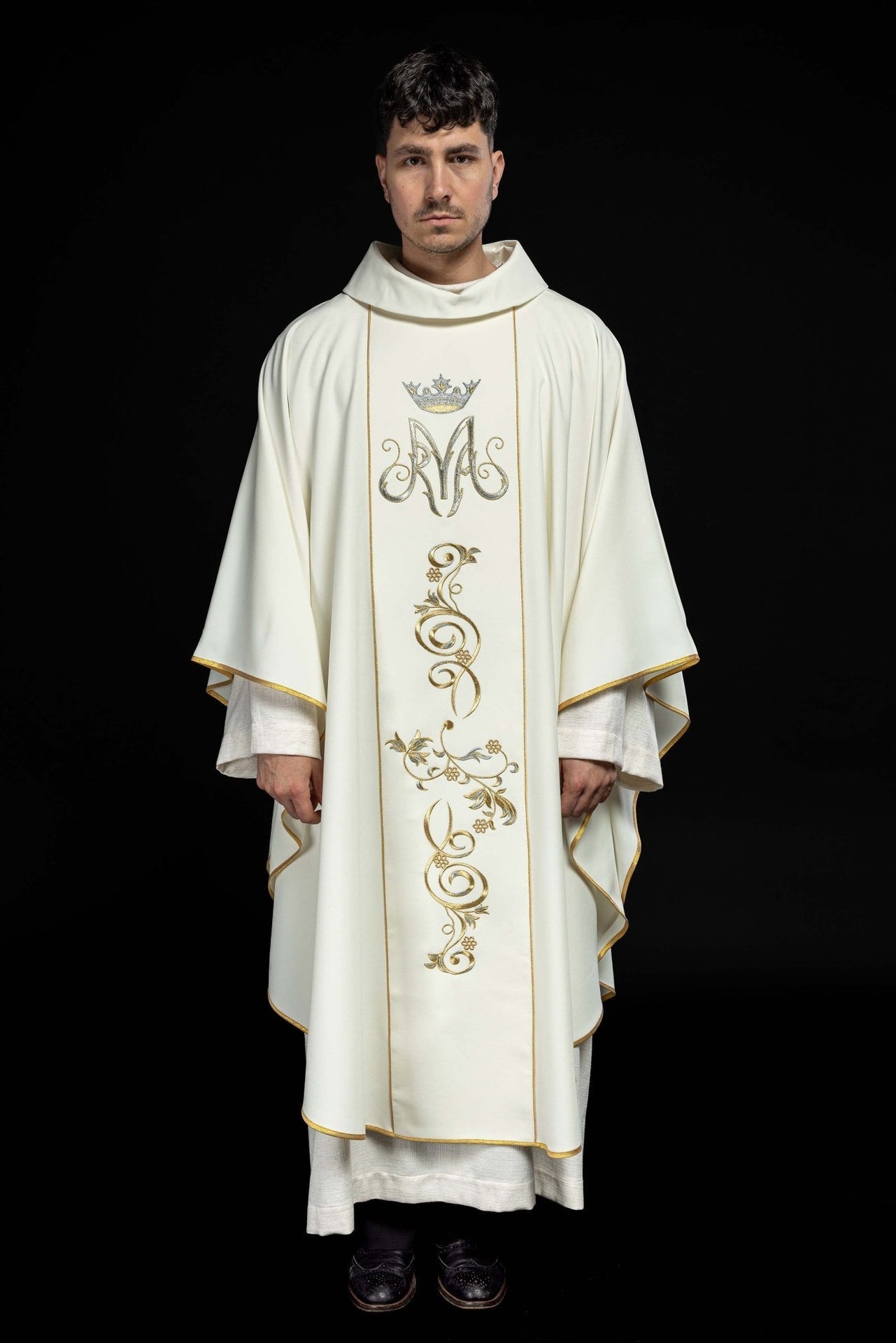 Marianisches liturgisches Messgewand mit ecrufarbenem besticktem Gürtel - MESSGEWANDER.DE