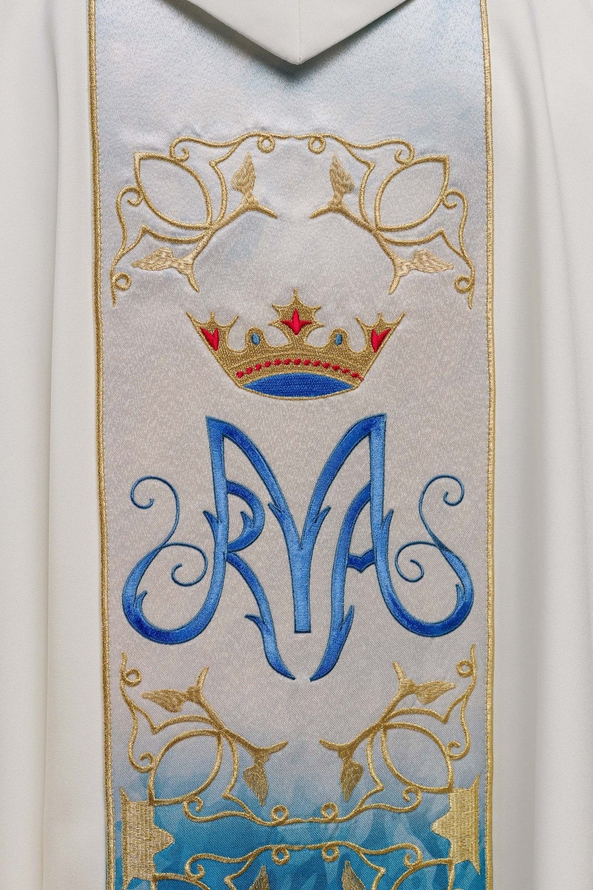 Marianisches liturgisches Messgewand mit ecrufarbenem besticktem und sublimiertem Gürtel - MESSGEWANDER.DE