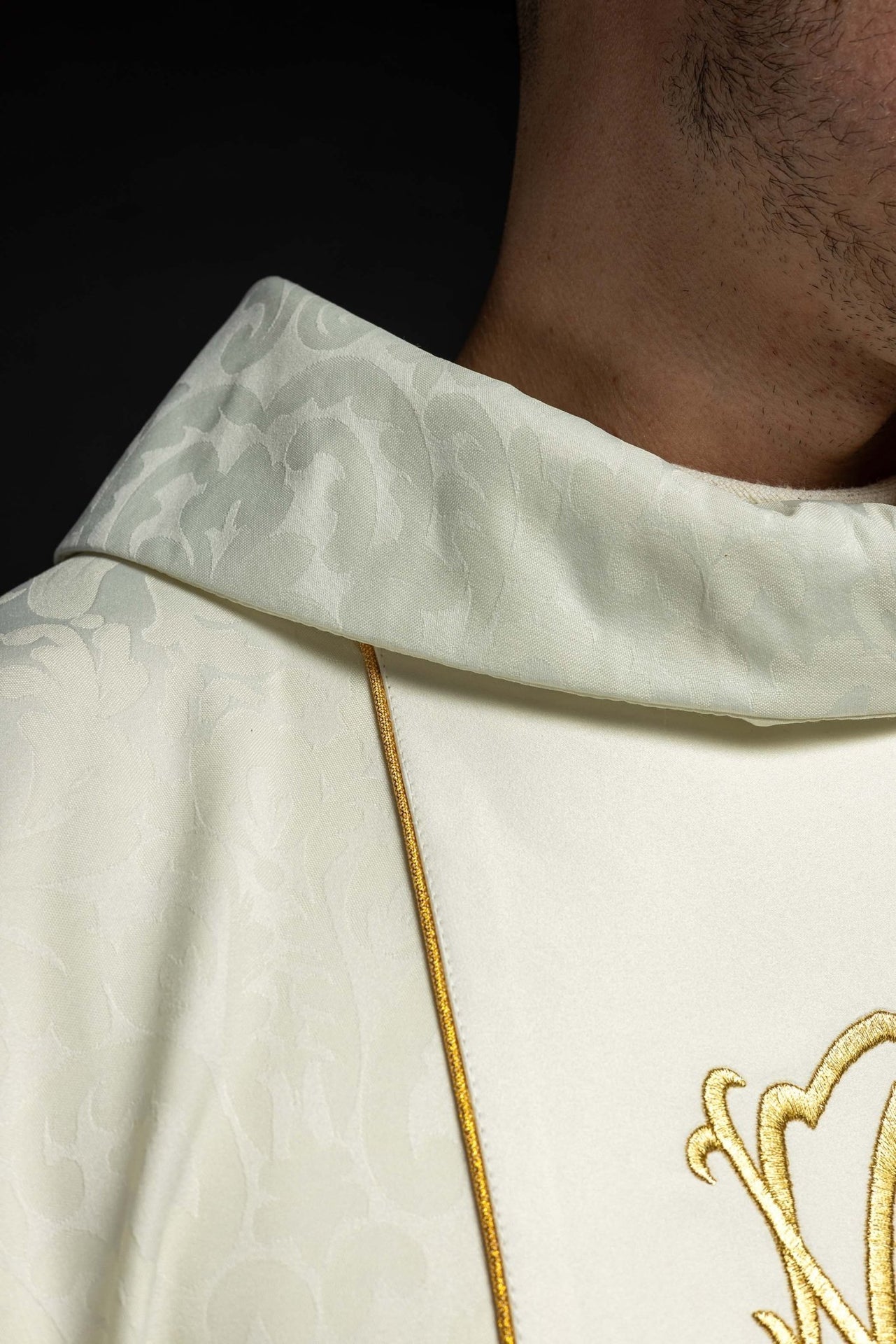 Marianisches liturgisches Messgewand mit gestickten Lilien - MESSGEWANDER.DE