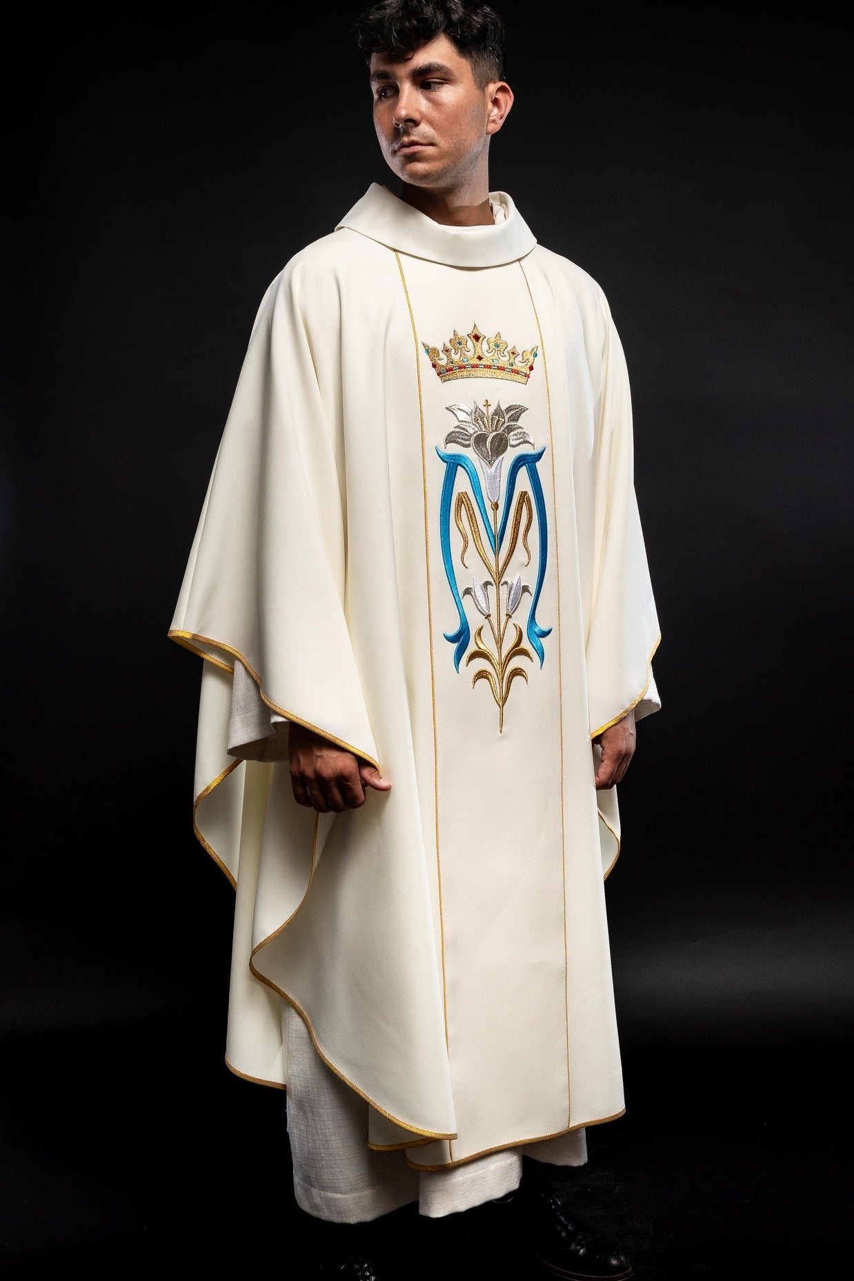 Marianisches liturgisches Messgewand mit gestickter ecrufarbener Krone - MESSGEWANDER.DE