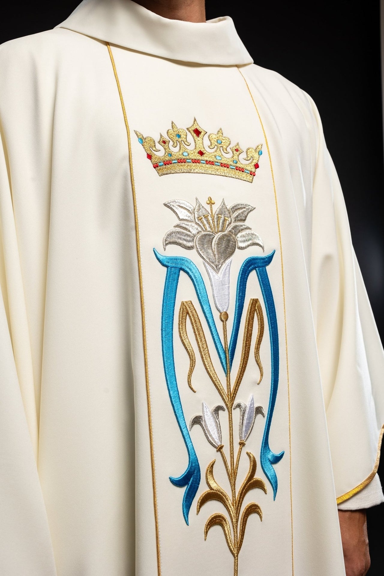 Marianisches liturgisches Messgewand mit gestickter ecrufarbener Krone - MESSGEWANDER.DE