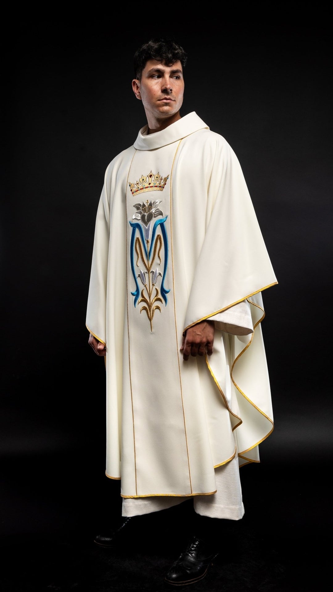 Marianisches liturgisches Messgewand mit gestickter ecrufarbener Krone - MESSGEWANDER.DE