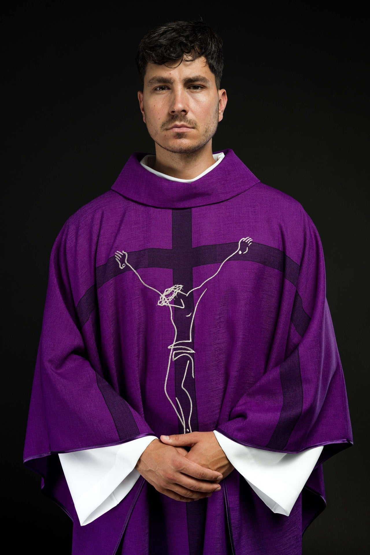 Messgewänder mit Jesus-Motiv am Kreuz in violett - MESSGEWANDER.DE
