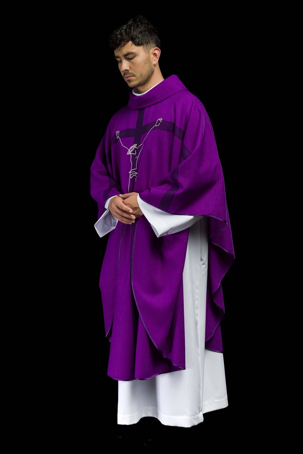 Messgewänder mit Jesus-Motiv am Kreuz in violett - MESSGEWANDER.DE